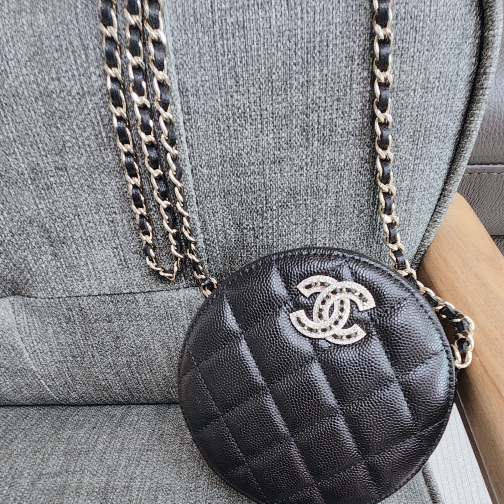 Chanel Clutch with Chain Grained Shiny Calfskin & Gold Black 착용 스타일 - 2