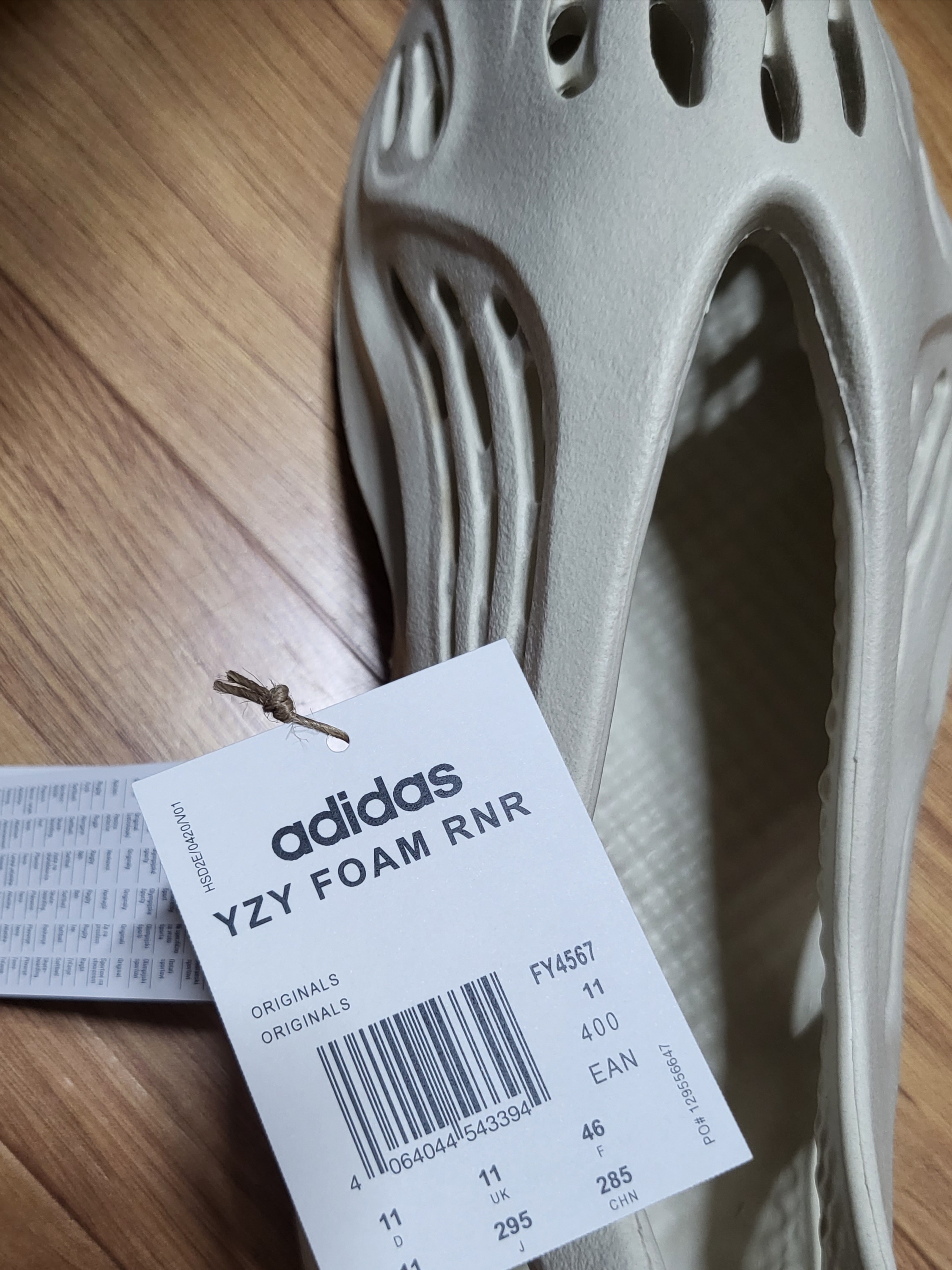 Adidas Yeezy Foam RNNR Sand 착용 스타일 - 1