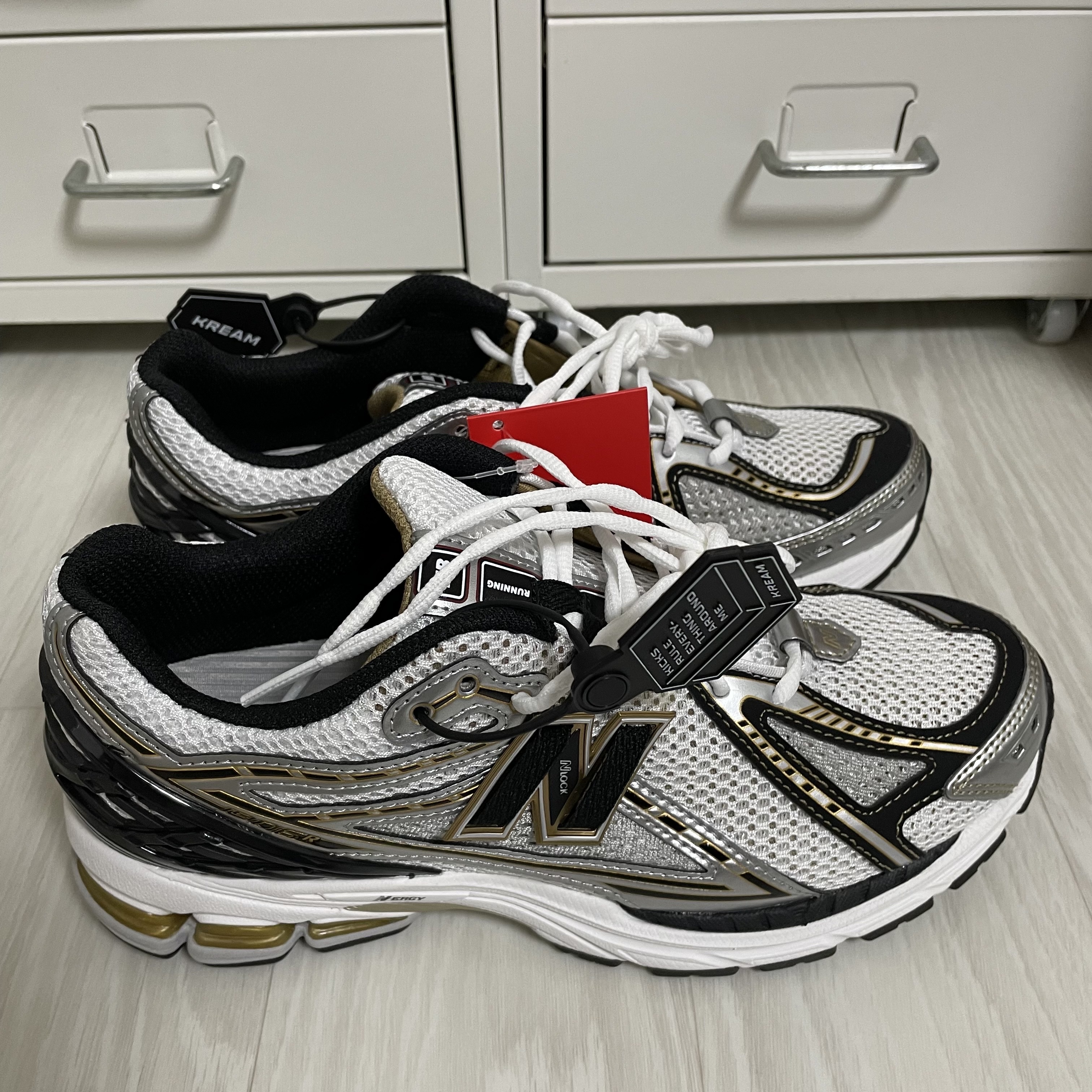 New Balance 1906R White Gold 착용 스타일 - 2