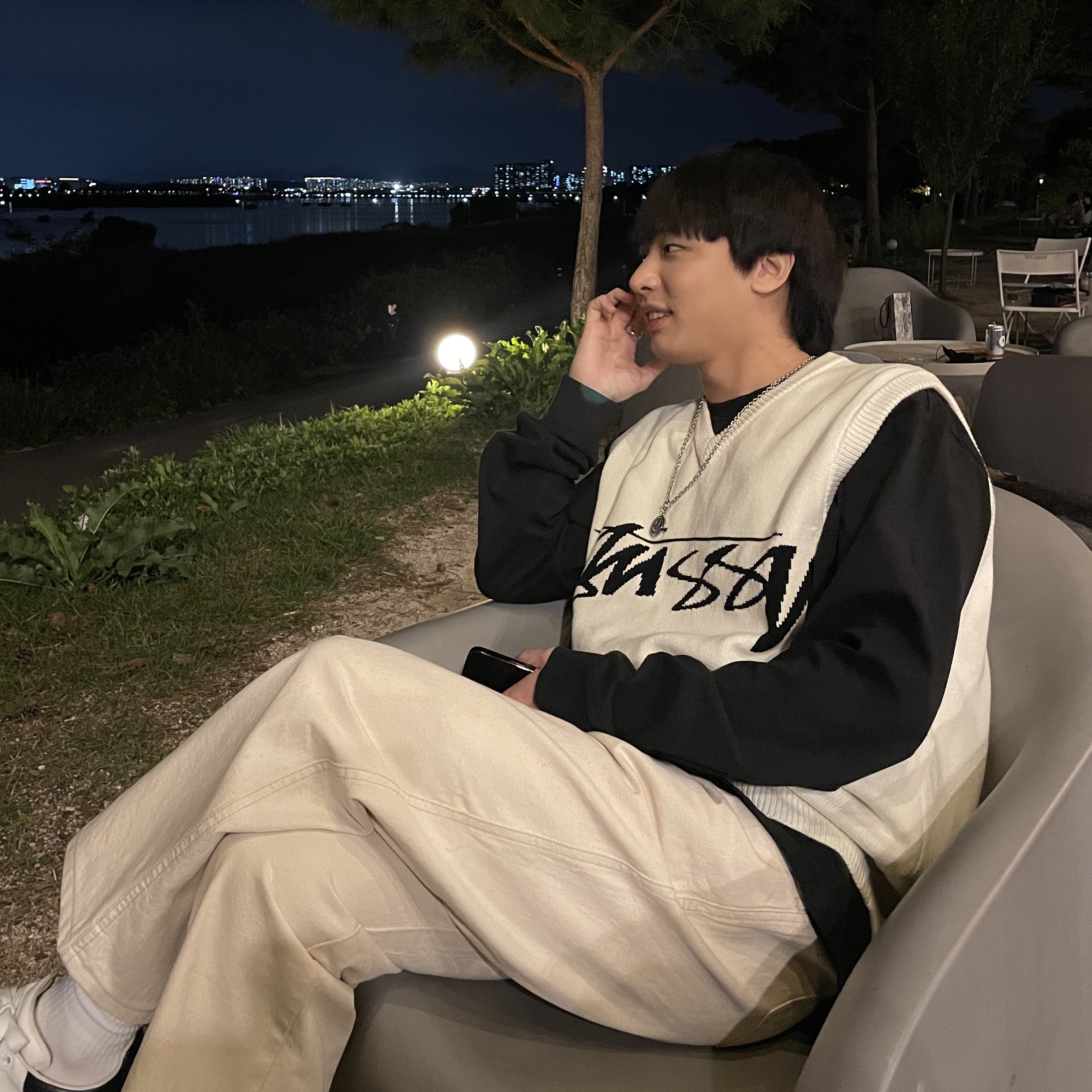 Stussy Sweater Vest Natural, Alexander McQueen Oversized Sneakers White Black 착용 스타일