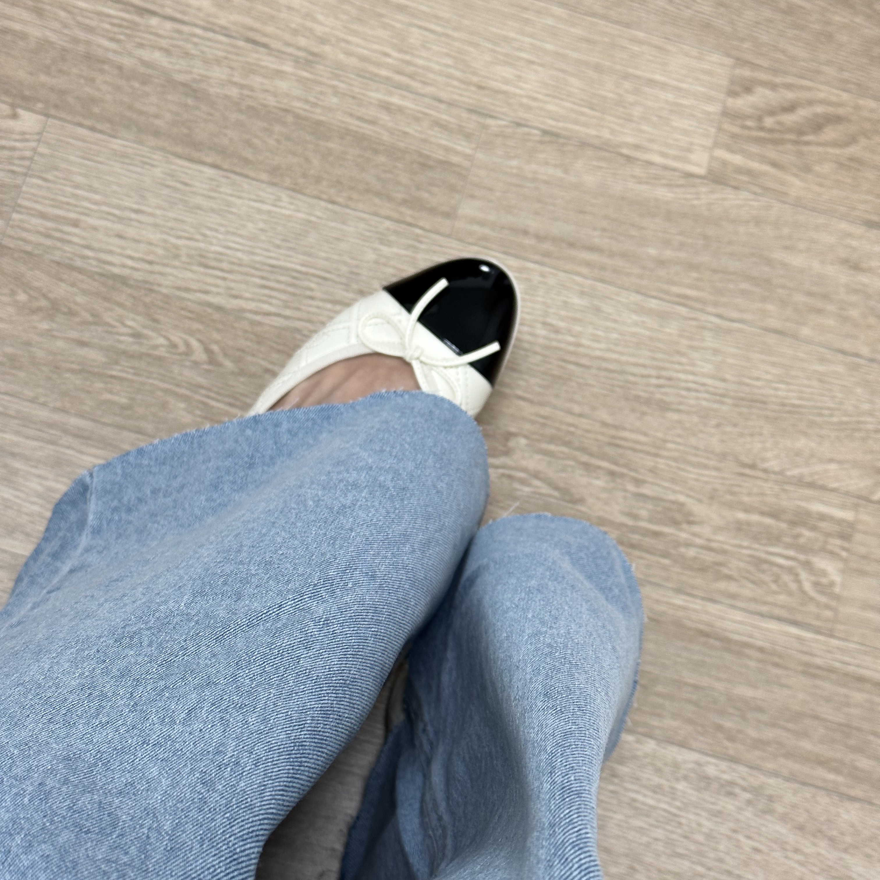 (W) Chanel Ballerina Flat Lambskin Patent Calfskin & Ivory Black 착용 스타일