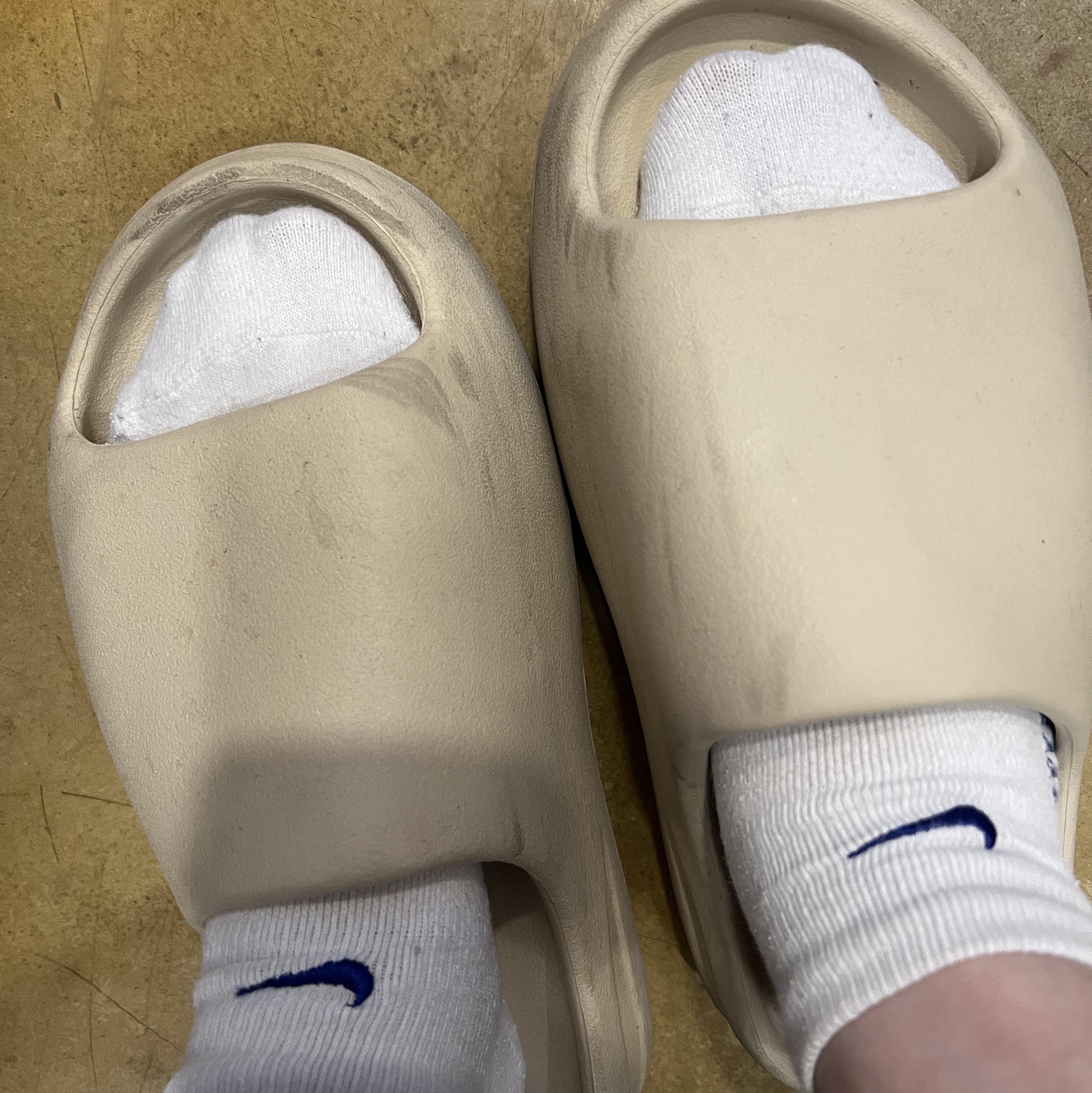 Adidas Yeezy Slide Bone 2022/2023 착용 스타일