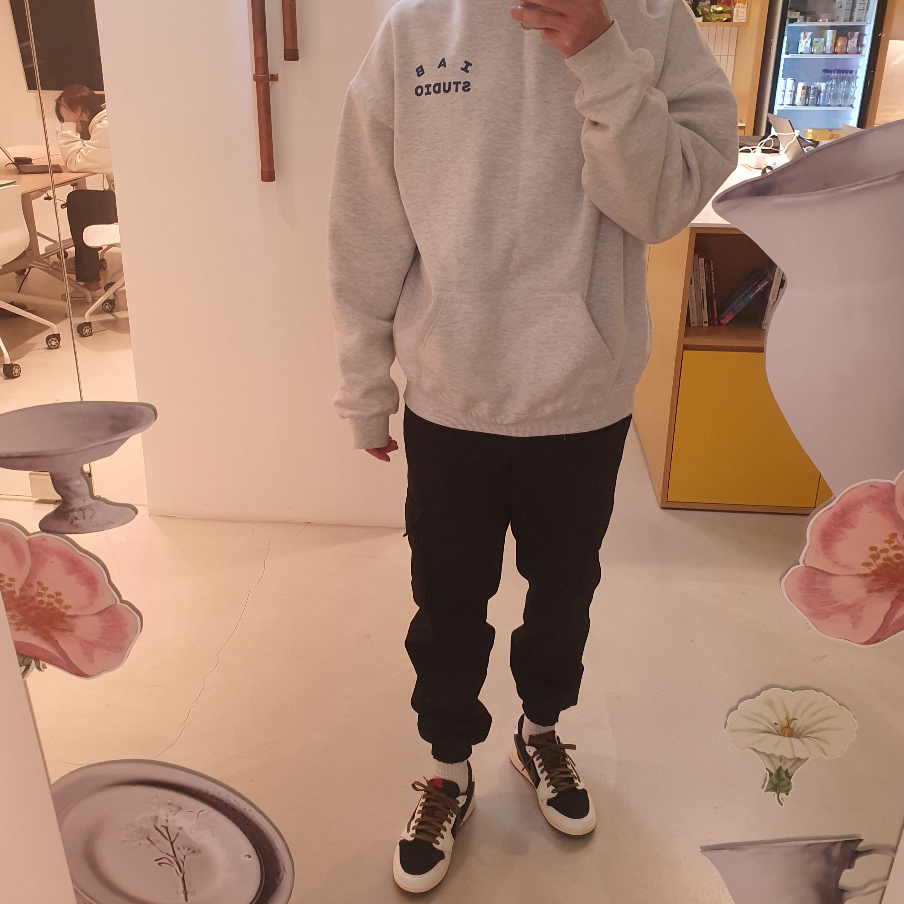 (W) Jordan 1 x Travis Scott Retro Low OG SP Medium Olive, IAB Studio Hoodie Oatmeal Gray - 21SS 착용 스타일