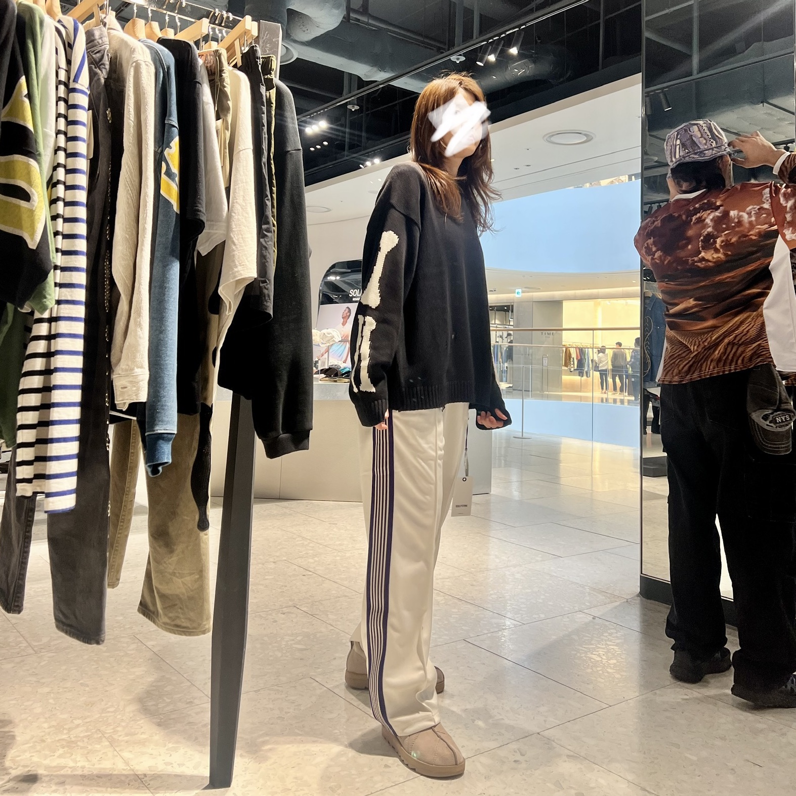 Needles Straight Track Pants Poly Smooth Ice White, Kapital 5G Cotton Knit Bone Crewneck Sweater Black 착용 스타일
