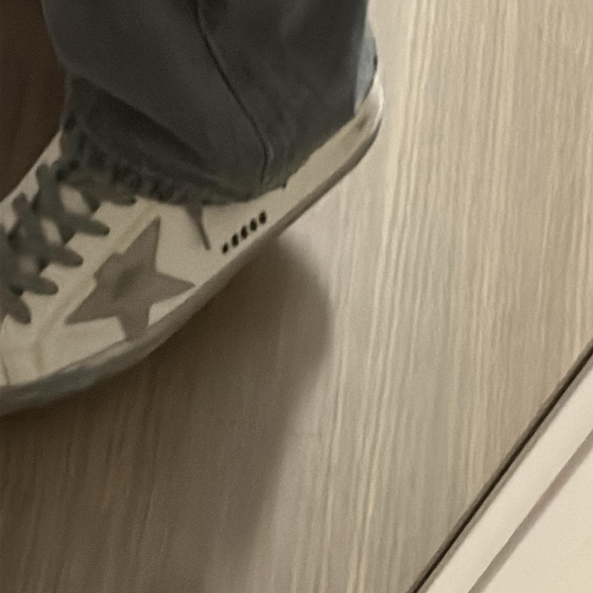Golden Goose Superstar White Silver Heel Tab Sneakers 착용 스타일 - 2