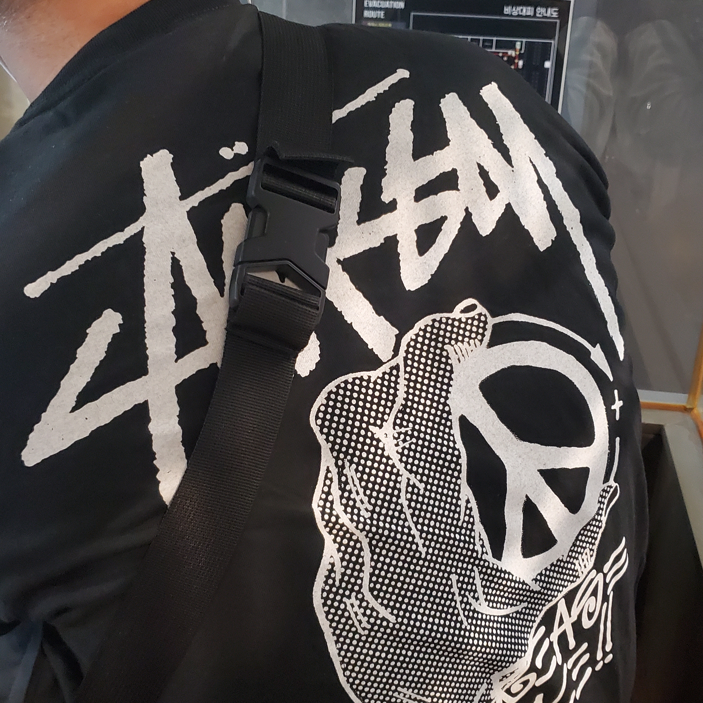 Stussy Peace Hand Pigment dyed T-Shirt Black 착용 스타일