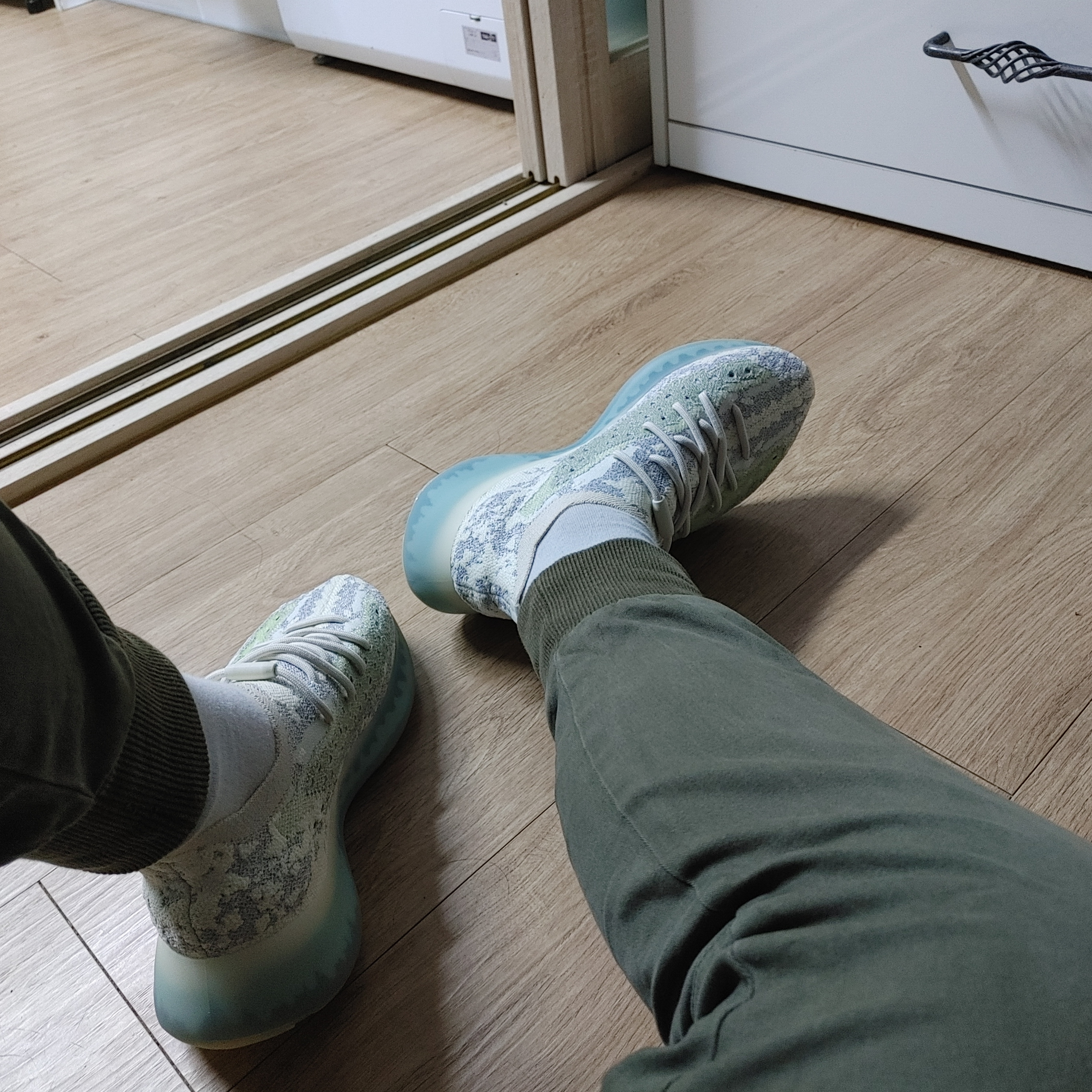 Adidas Yeezy Boost 380 Alien Blue - Reflective 착용 스타일