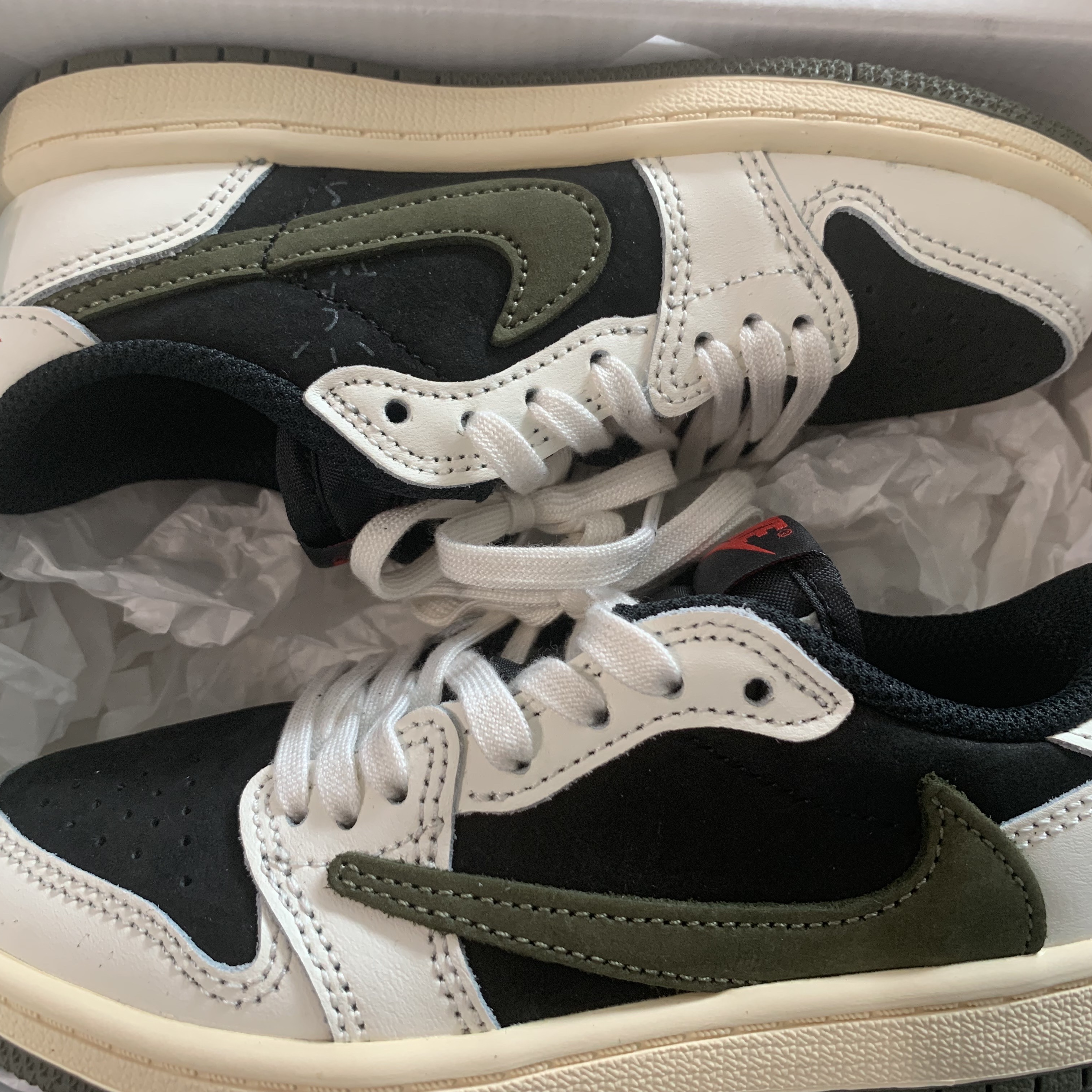 (PS) Jordan 1 x Travis Scott Retro Low OG SP Medium Olive 착용 스타일 - 3