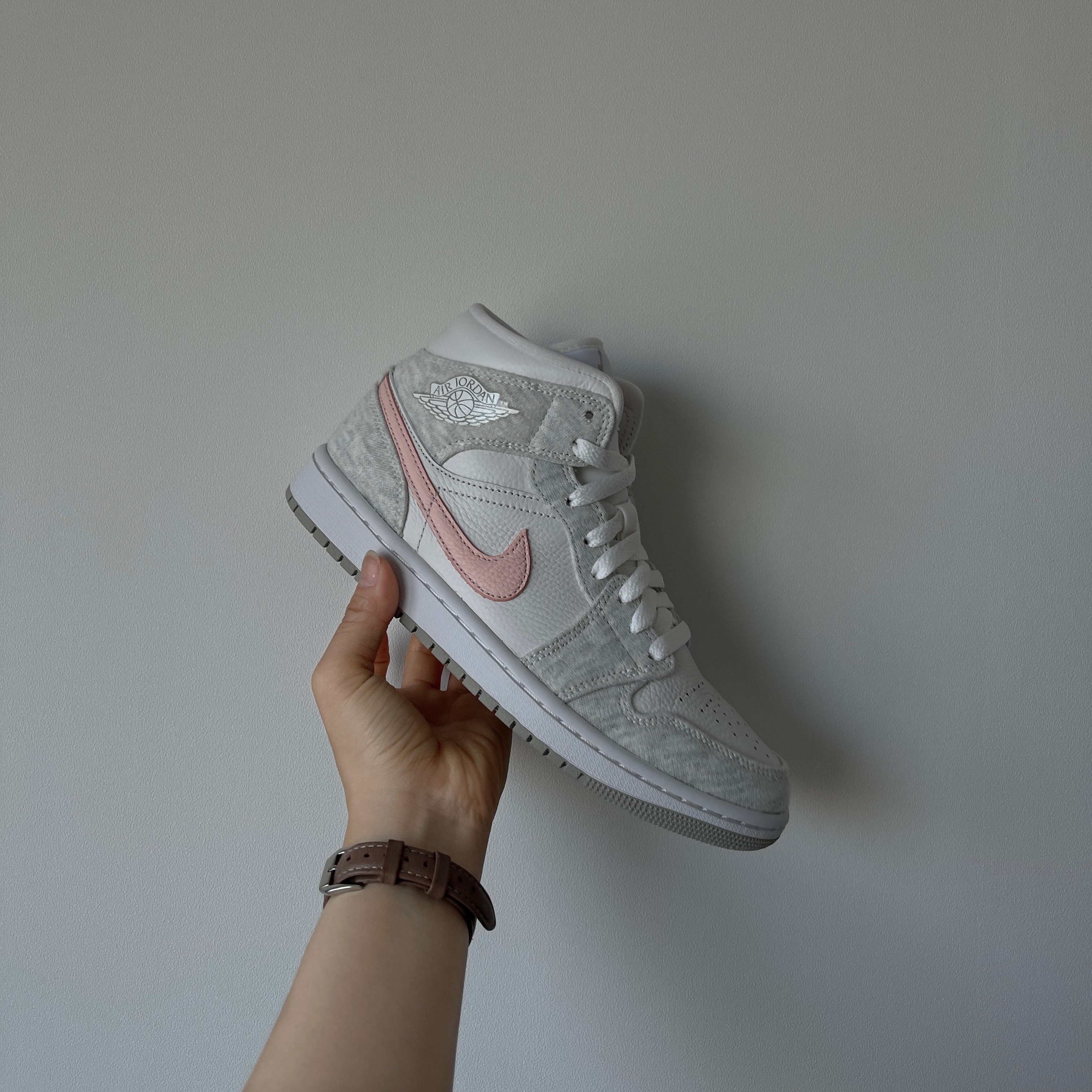 (W) Jordan 1 Mid SE Light Iron Ore 착용 스타일