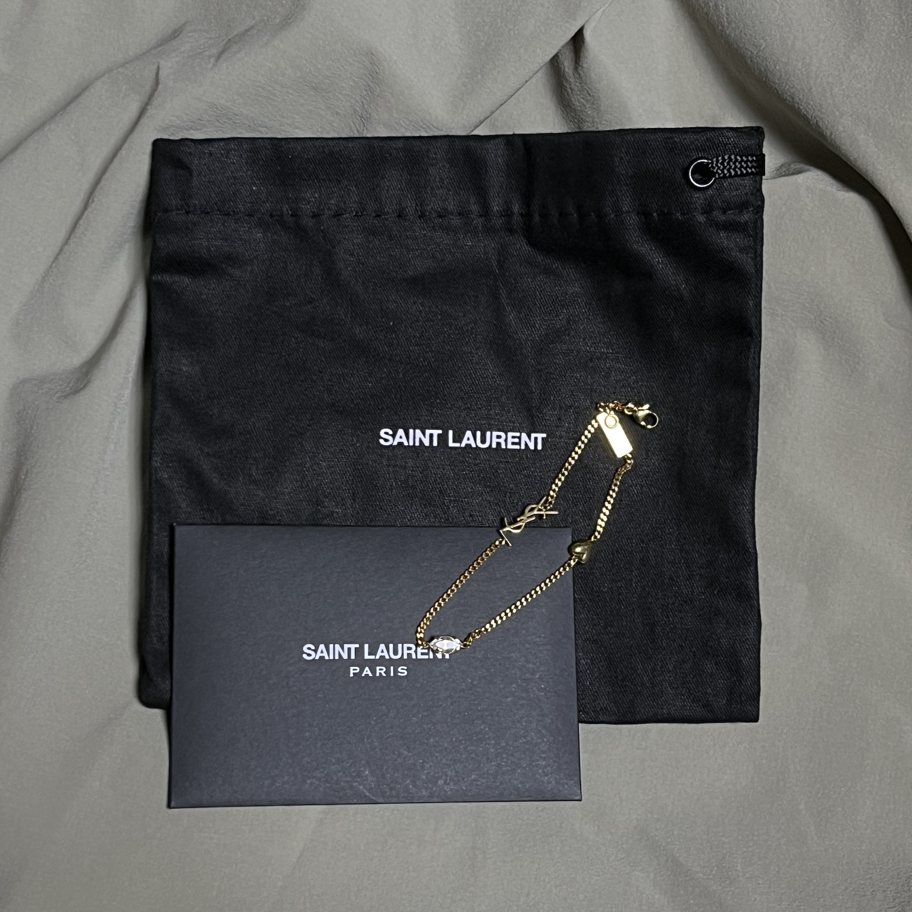 (W) Saint Laurent Opyum Heart Charm Bracelet in Metal Aged Brass Gold 착용 스타일