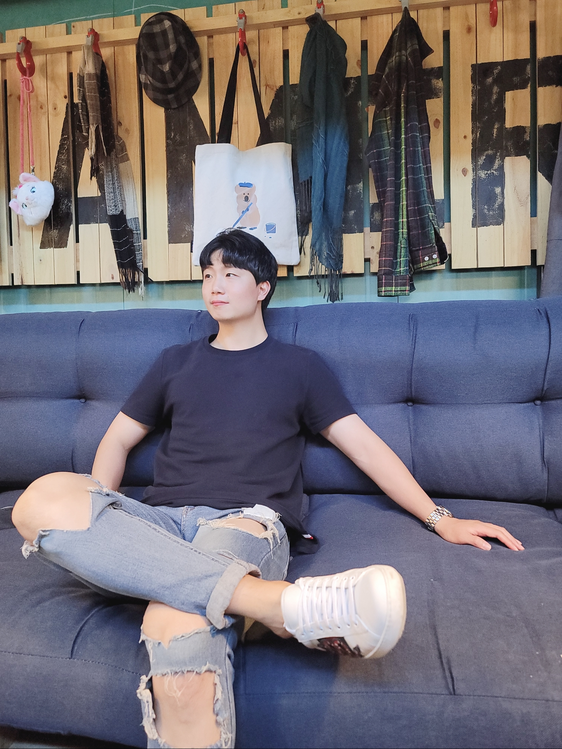 Thom Browne Pique Center Back Stripe Relaxed Fit T-Shirt Navy 착용 스타일