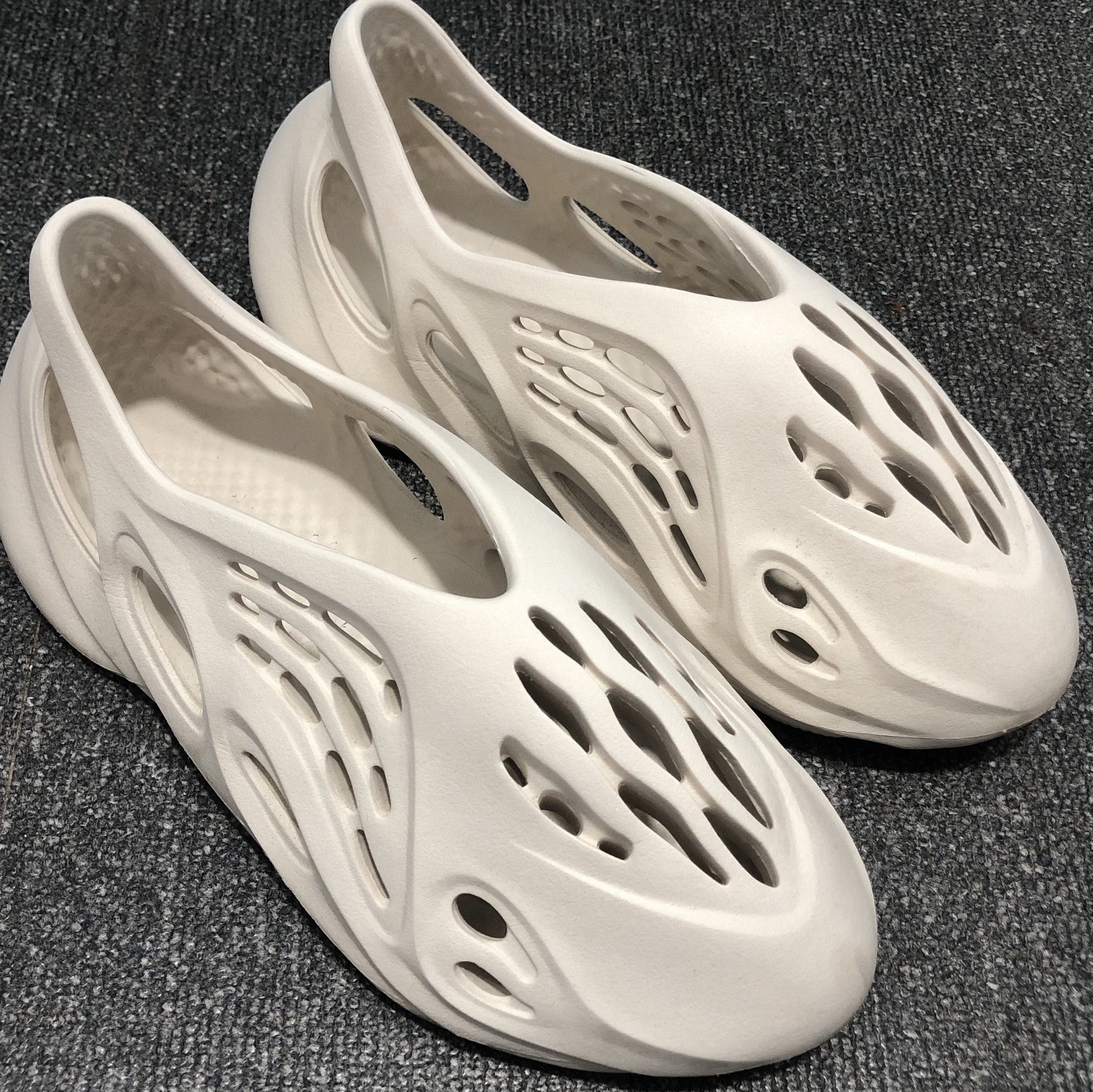 Adidas Yeezy Foam RNNR Sand 착용 스타일