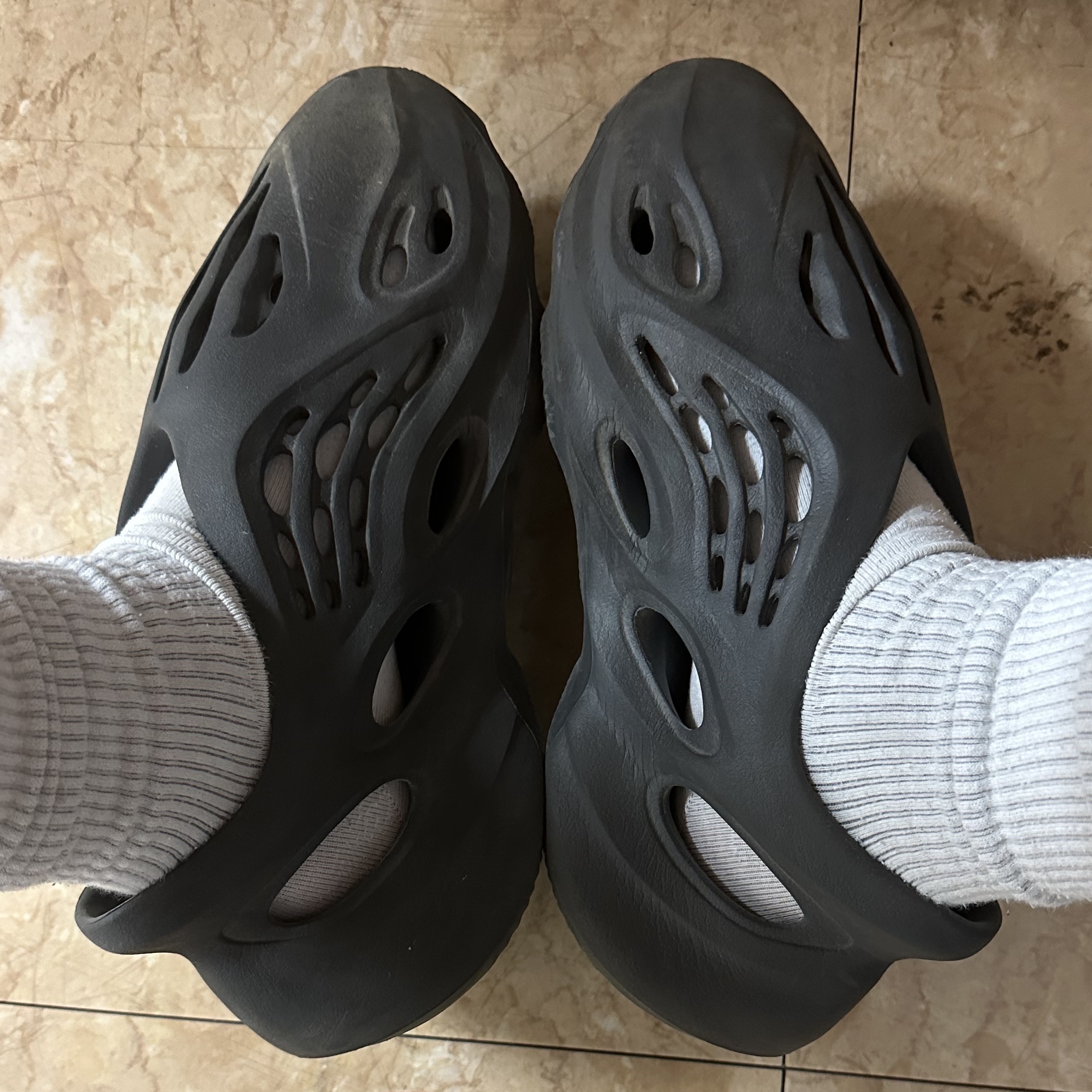 Adidas Yeezy Foam RNNR Onyx 착용 스타일