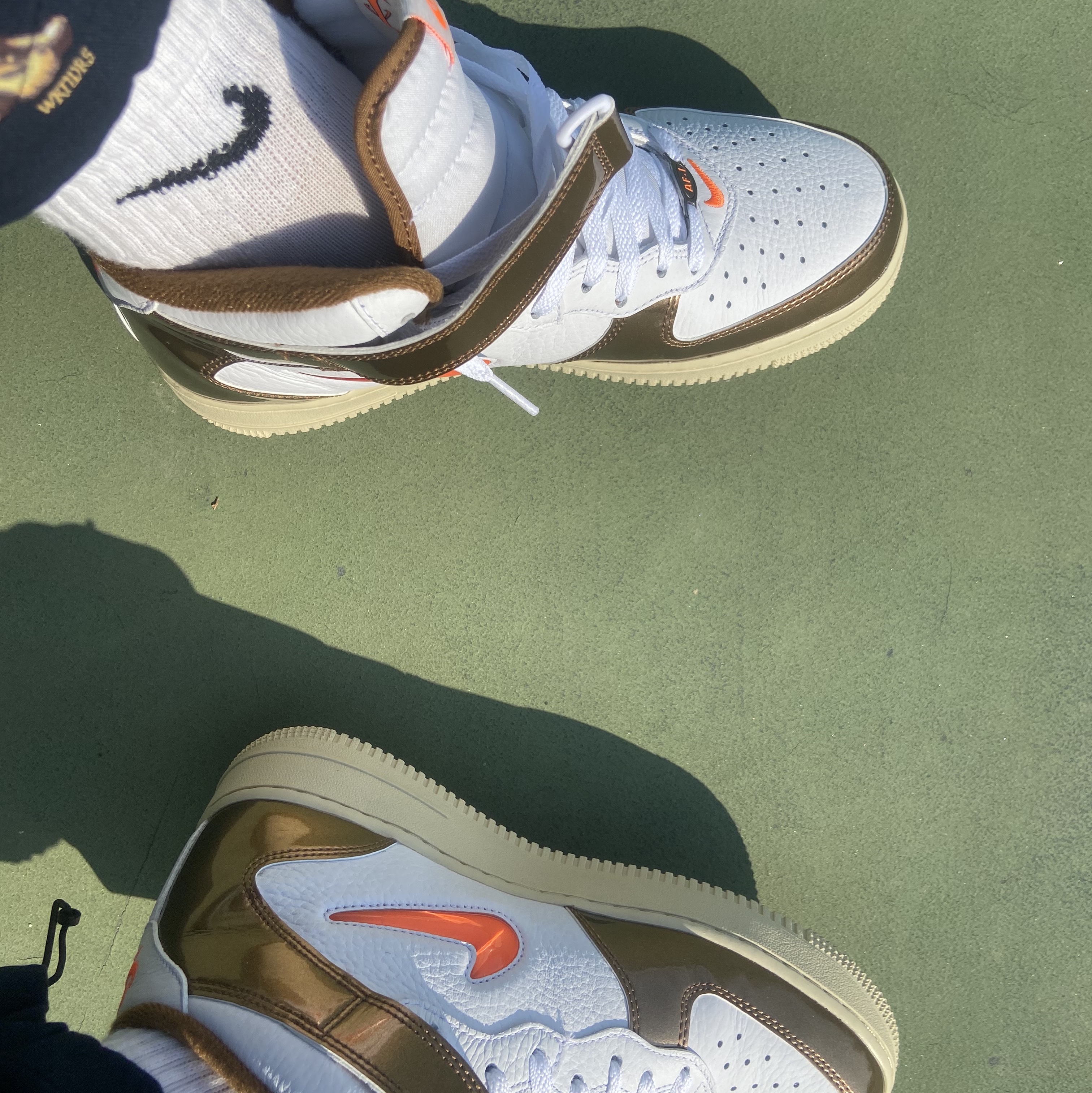 Nike Air Force 1 Mid QS Ale Brown 착용 스타일 - 3