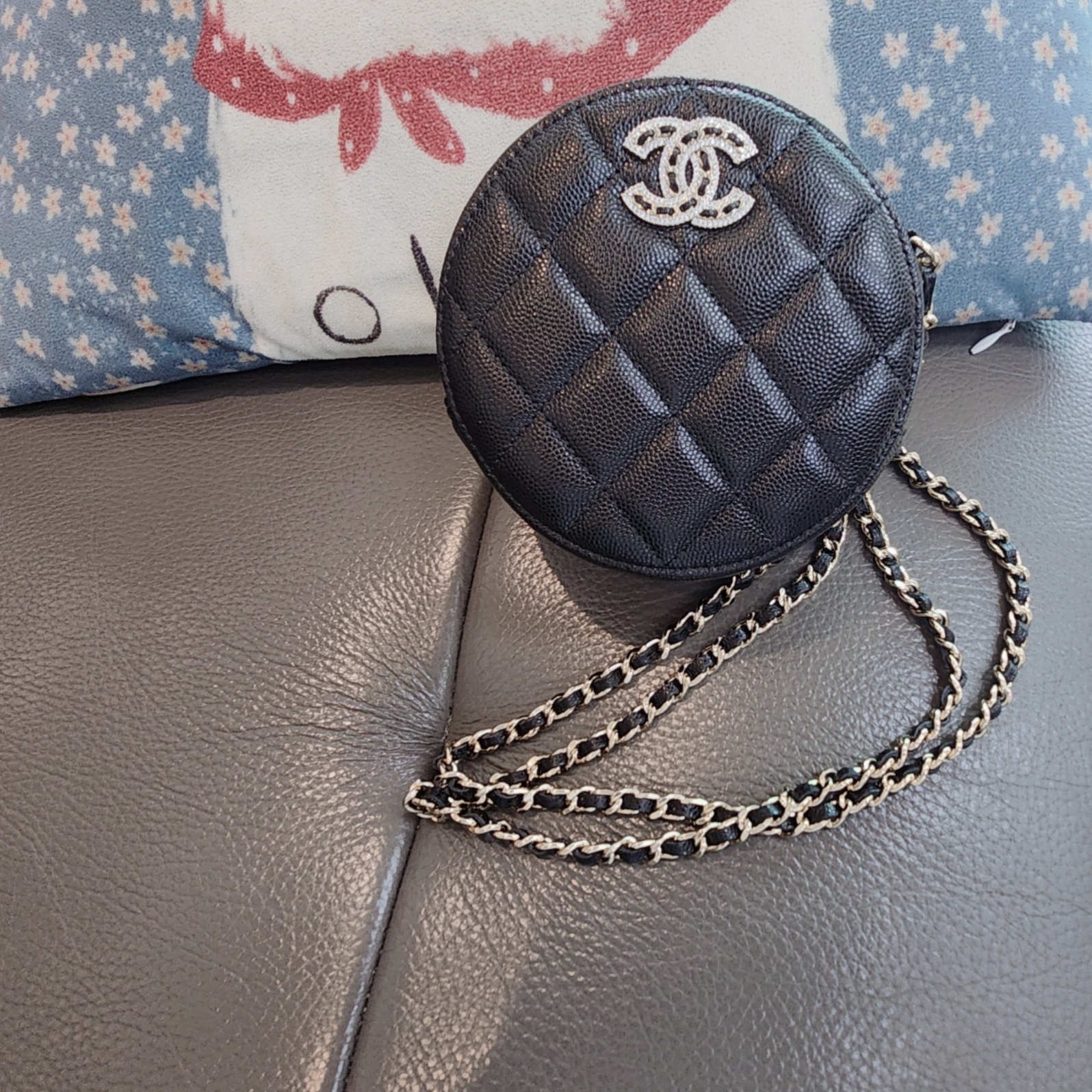 Chanel Clutch with Chain Grained Shiny Calfskin & Gold Black 착용 스타일 - 3