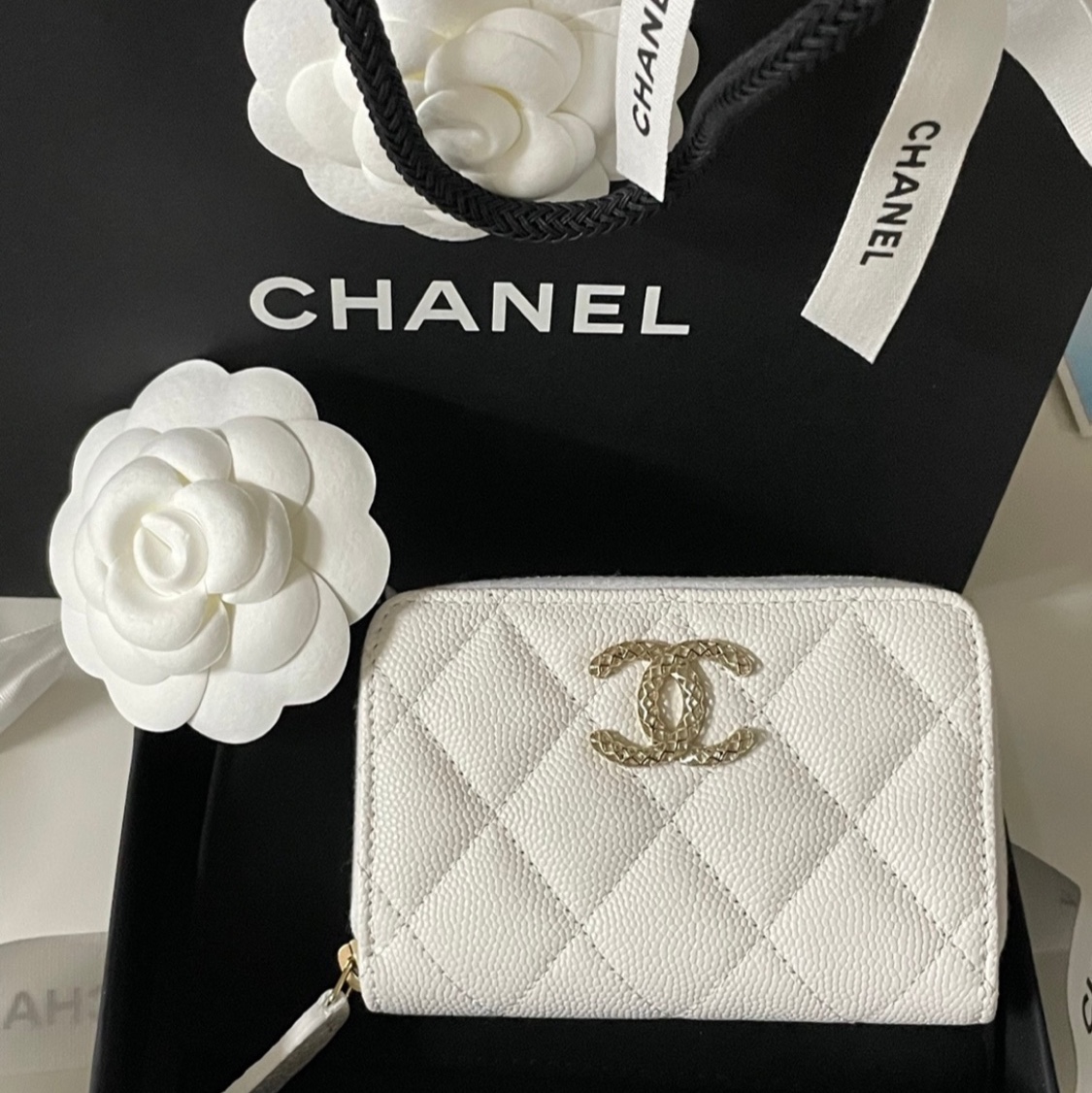 Chanel Zipped Coin Purse Grained Shiny Calfskin & Gold White 착용 스타일