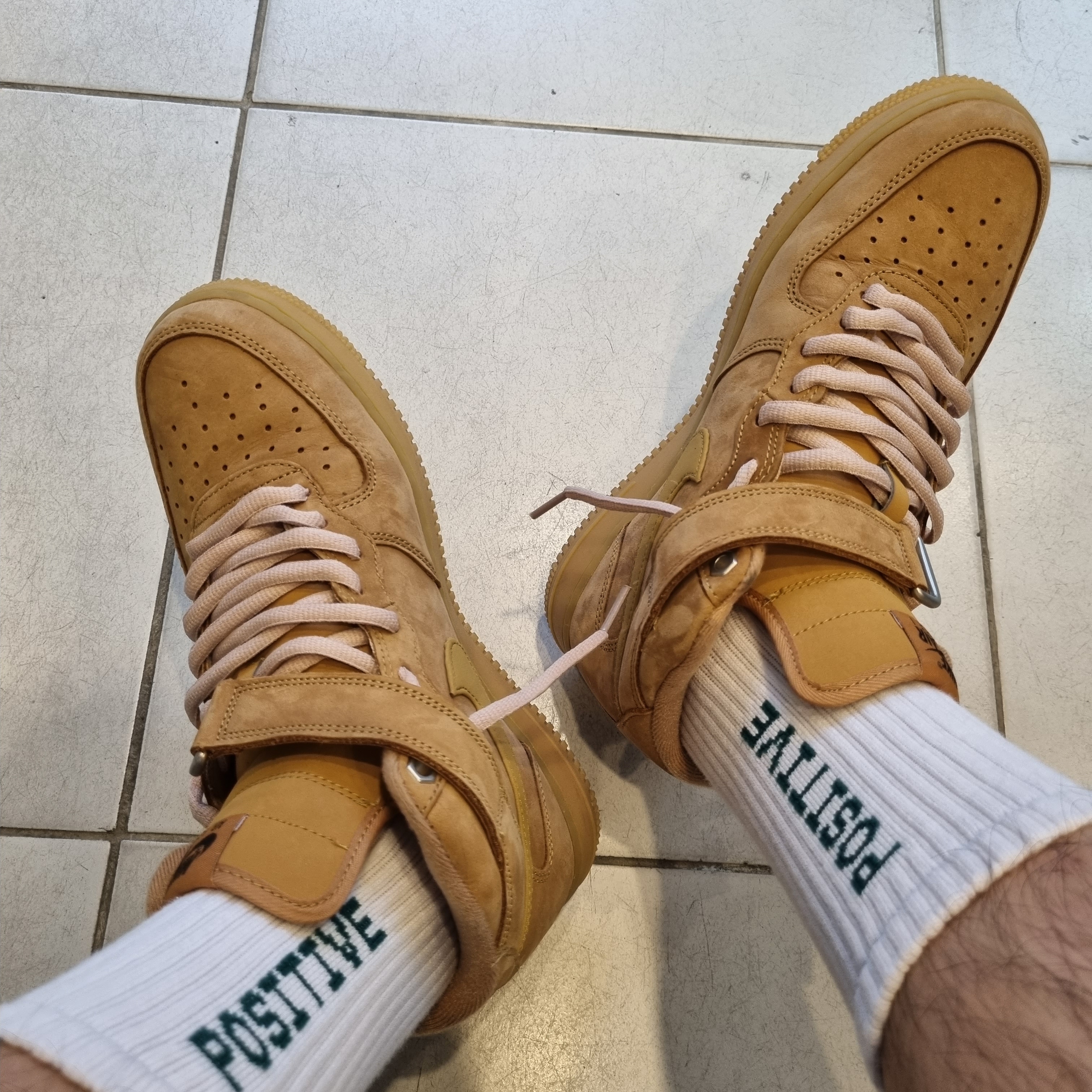 Nike Air Force 1 Mid '07 WB Flax 착용 스타일 - 2