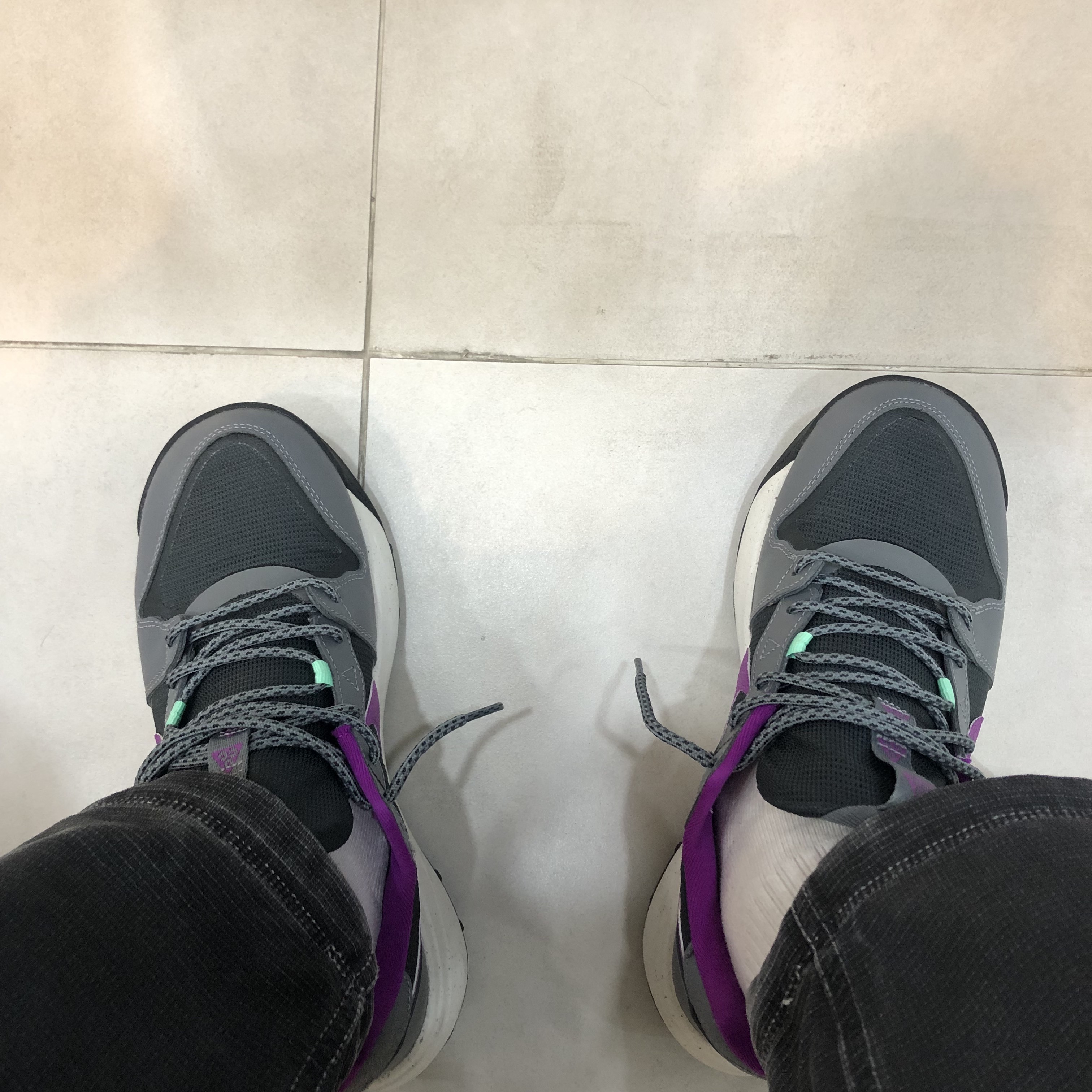 Nike ACG Lowcate Smoke Grey Vivid Purple 착용 스타일