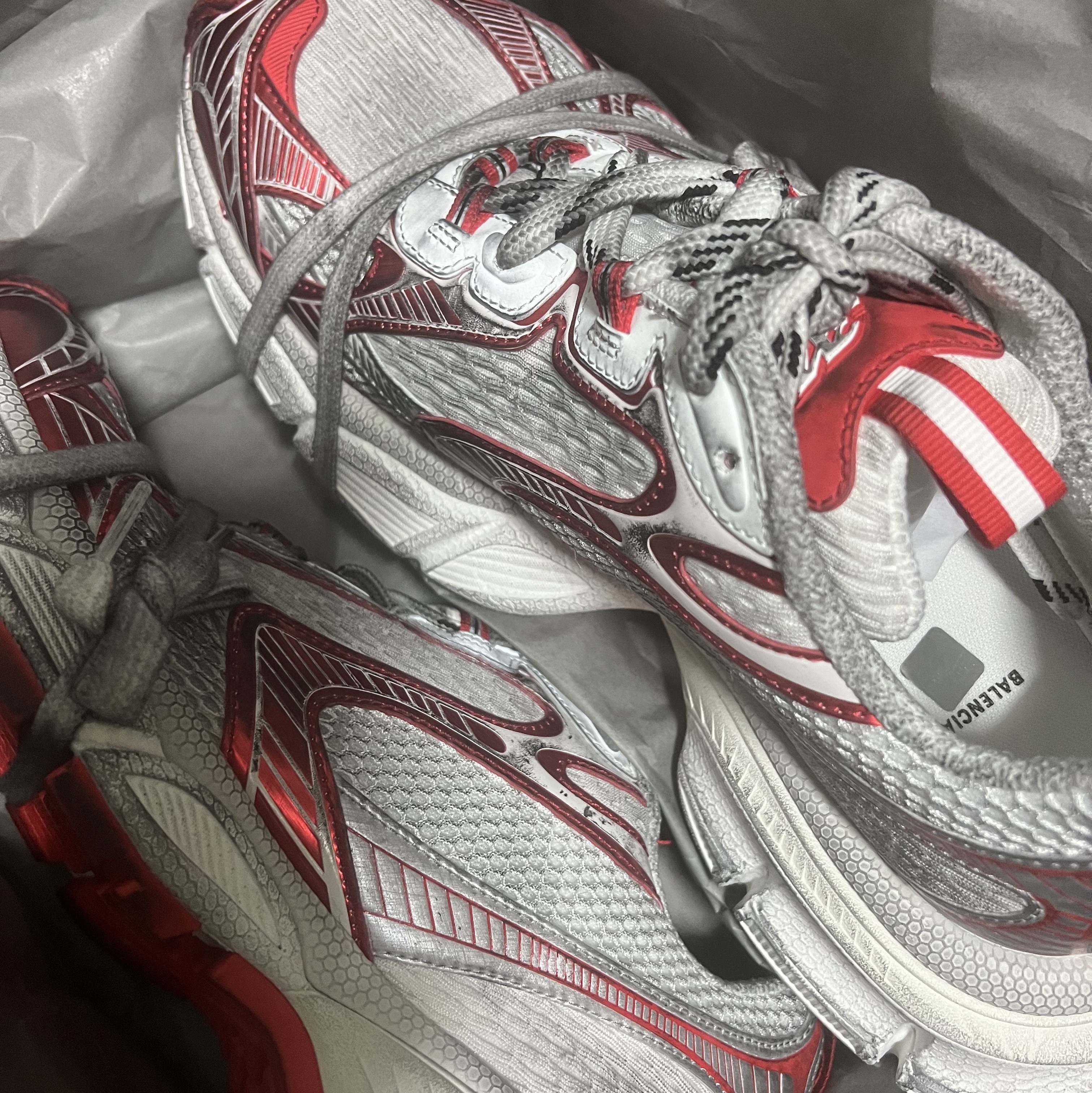 Balenciaga 3XL Sneakers White Red 착용 스타일