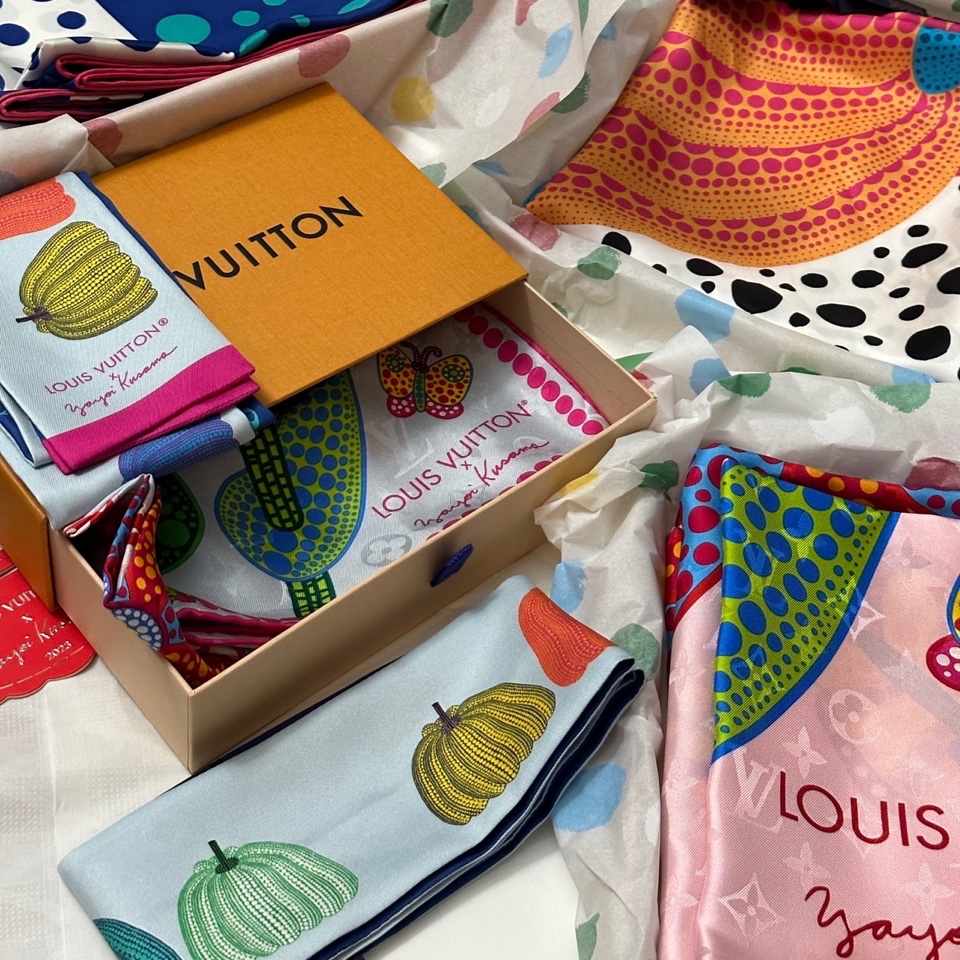 (W) Louis Vuitton x YK Flowers Square 90 Light Pink, (W) Louis Vuitton x YK Pumpkin Square 90 Fuchsia 착용 스타일