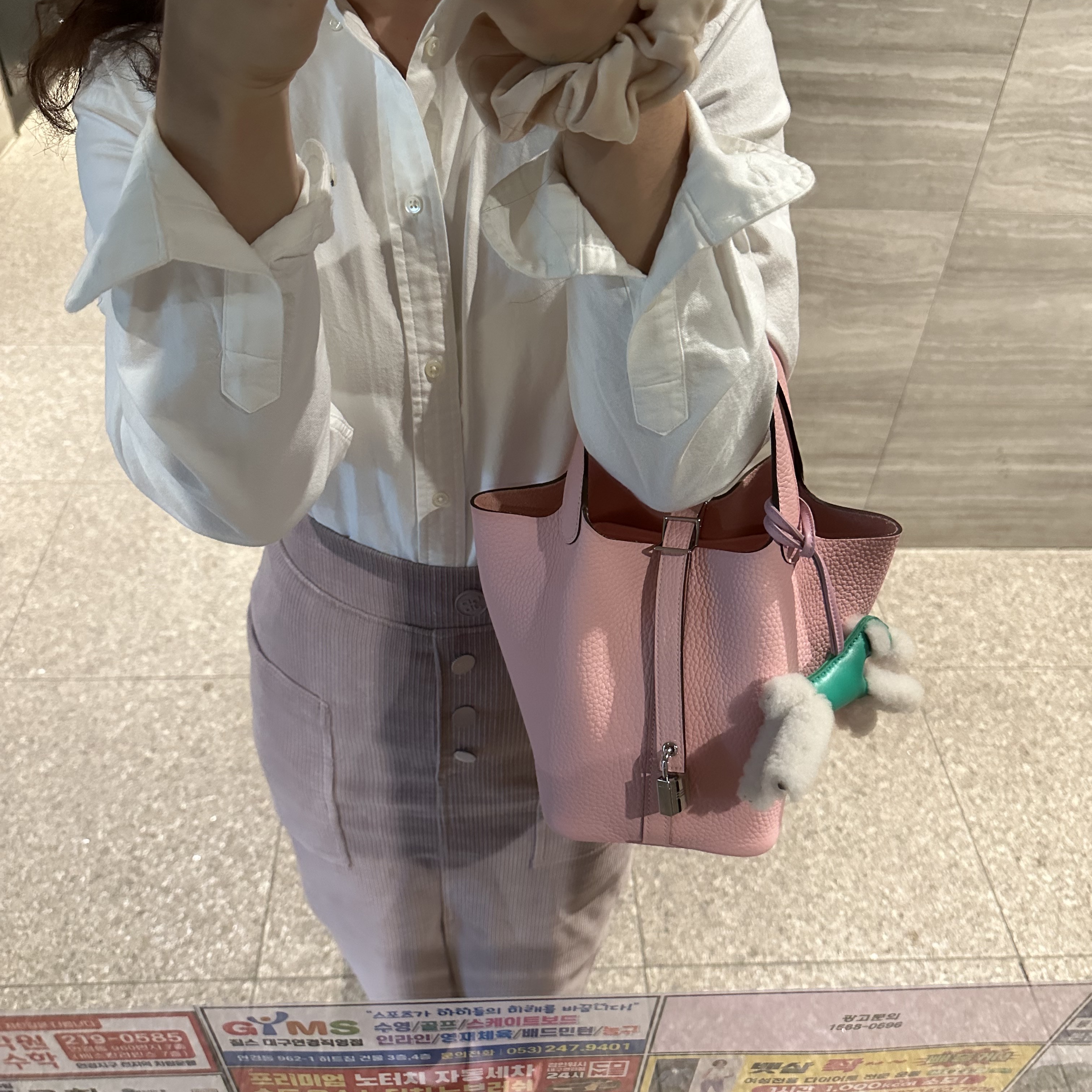 Hermes Picotin Lock 18 Bag Clemence & Palladium Rose Sakura, Hermes Budy Charm Merino Wool Milo & Ecru Menthe Mauve Sylvestre 착용 스타일