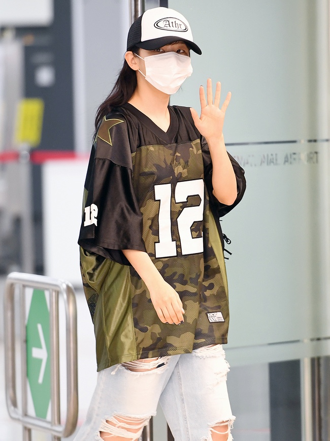 2000Archives Football T-Shirt Black Camo 착용 스타일