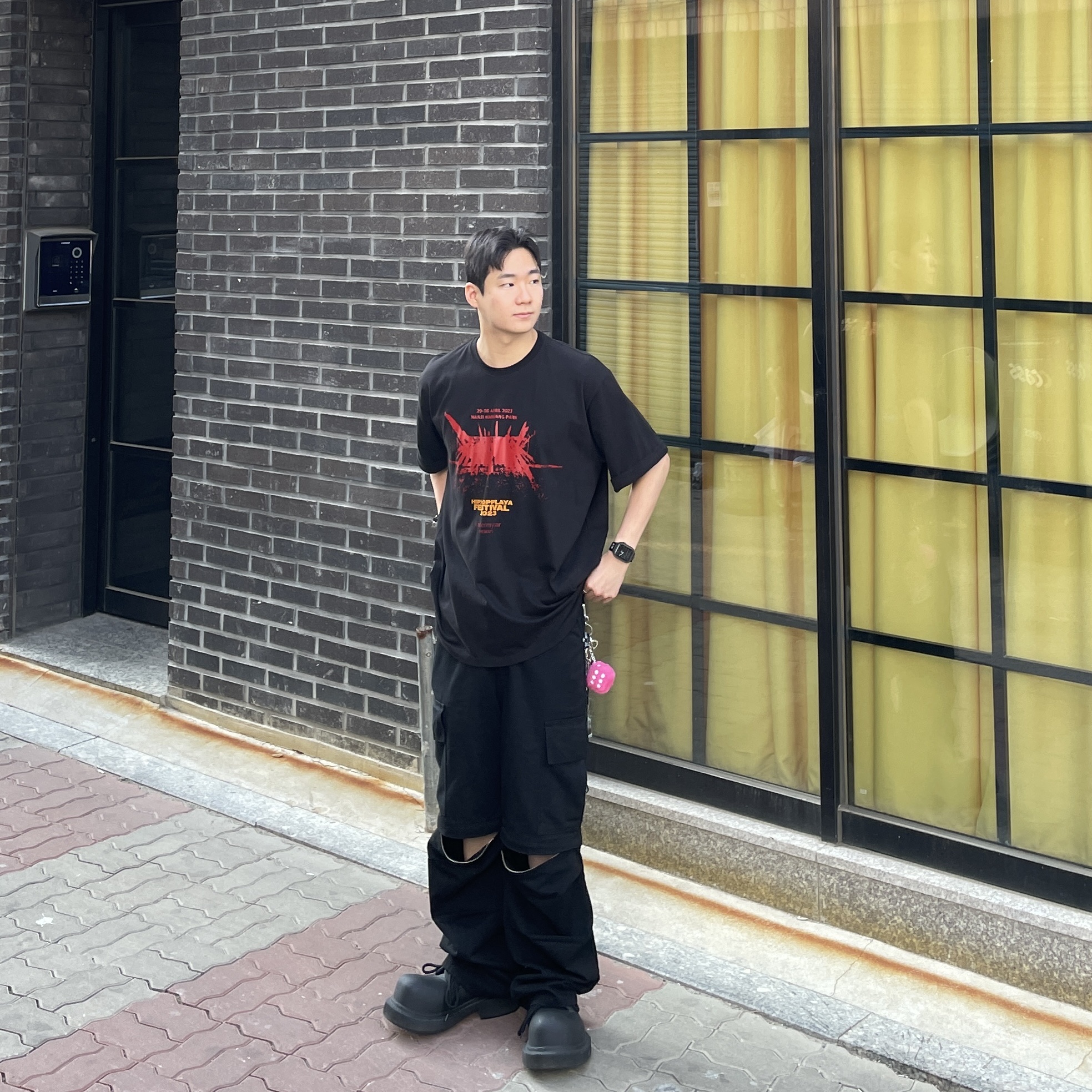 발렌시아가 스테로이드 더비 블랙, 스투시 퍼지 다이스 키체인 핑크 착용 스타일 - 1
