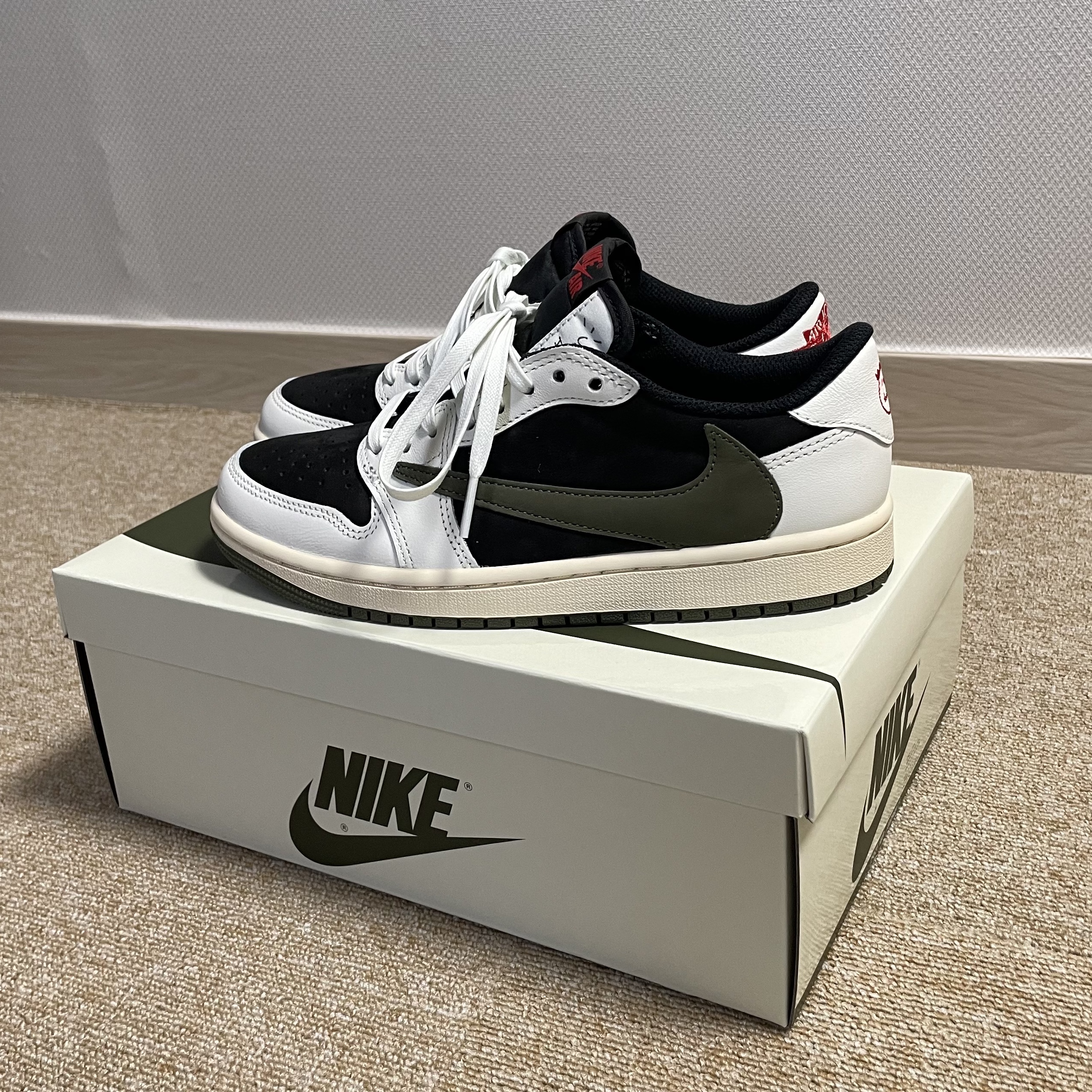 (W) Jordan 1 x Travis Scott Retro Low OG SP Medium Olive 착용 스타일 - 3
