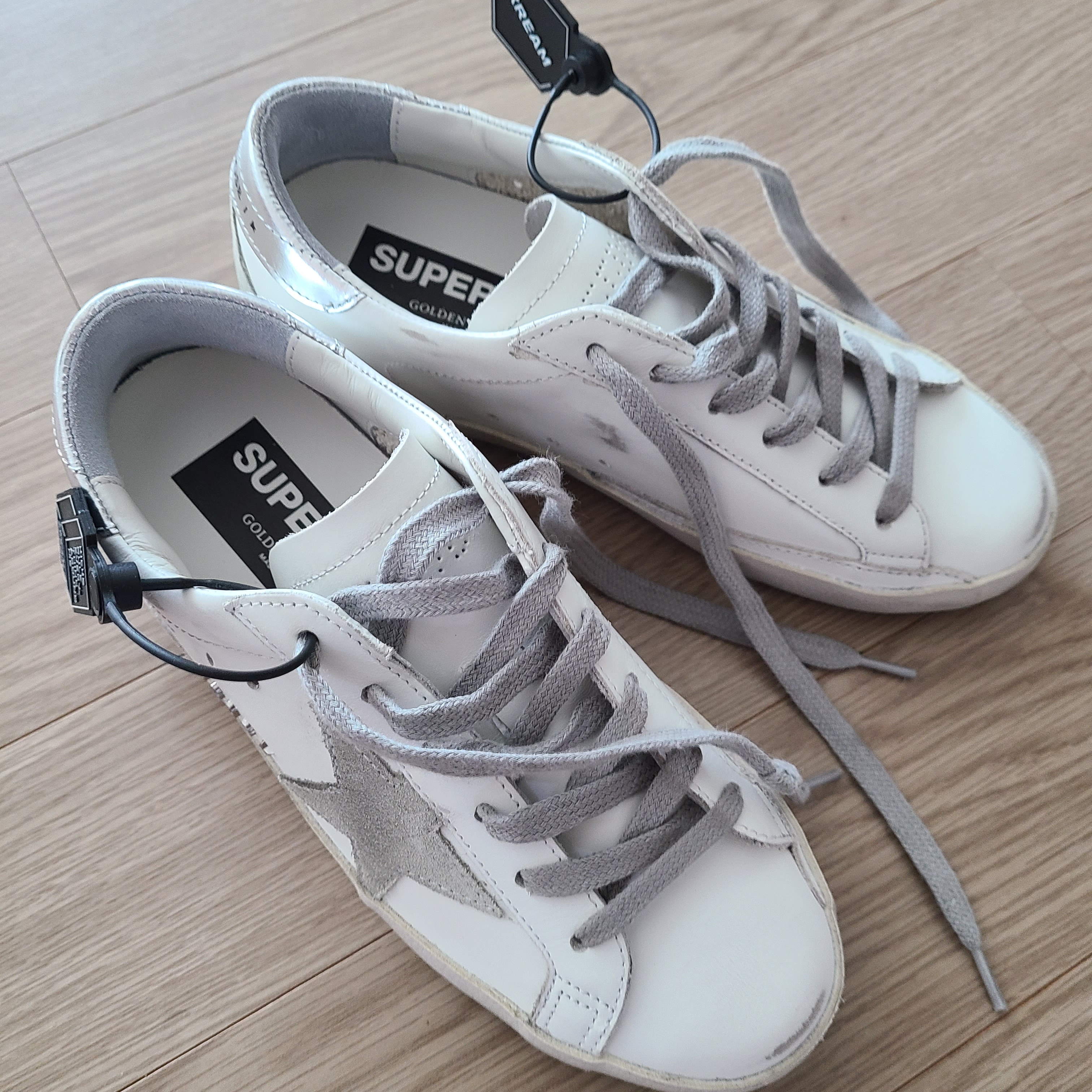 (W) Golden Goose Superstar White Silver Heel Tab Sneakers 착용 스타일