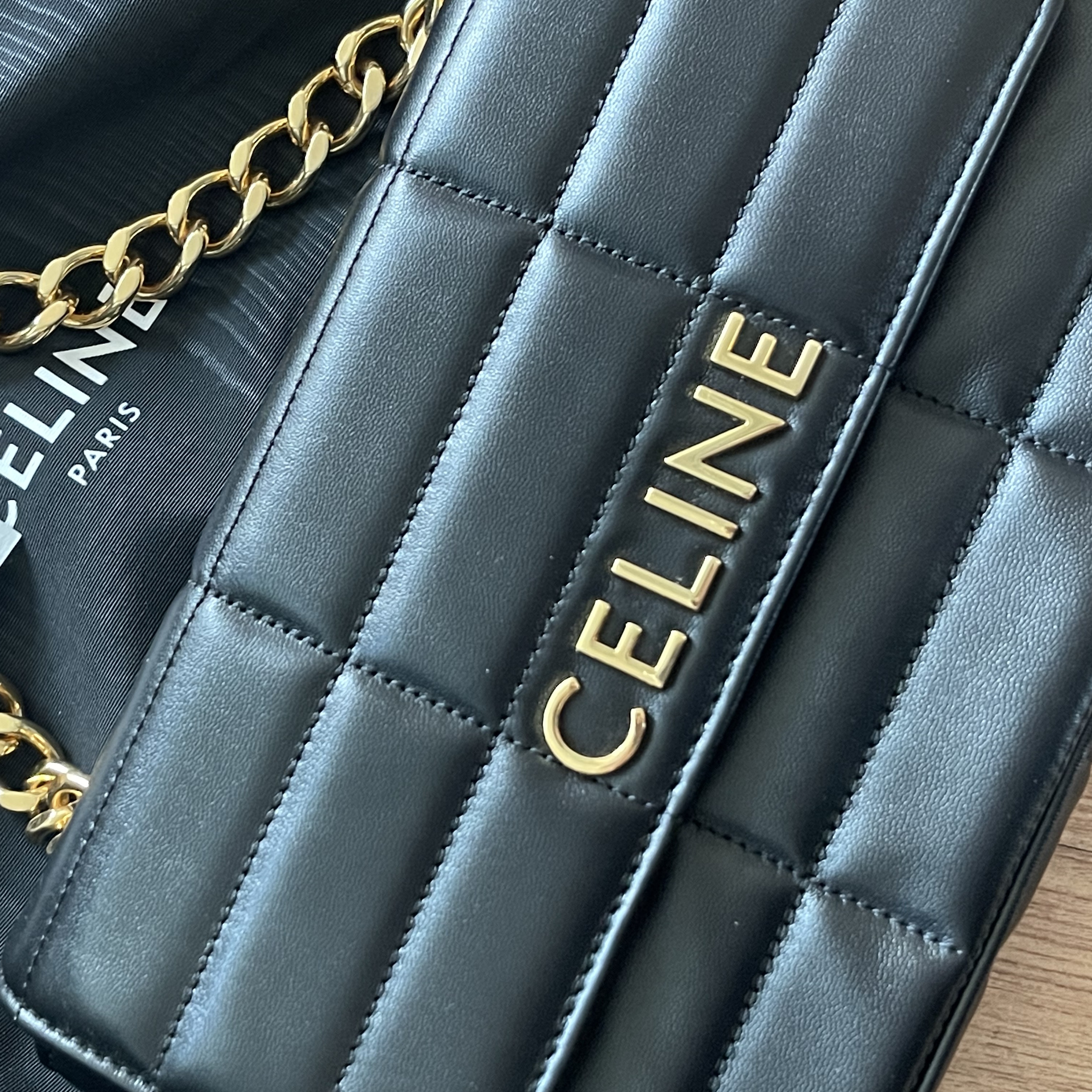 Celine Chain Shoulder Bag Matelasse Monochrome in Quilted Calfskin Black 착용 스타일