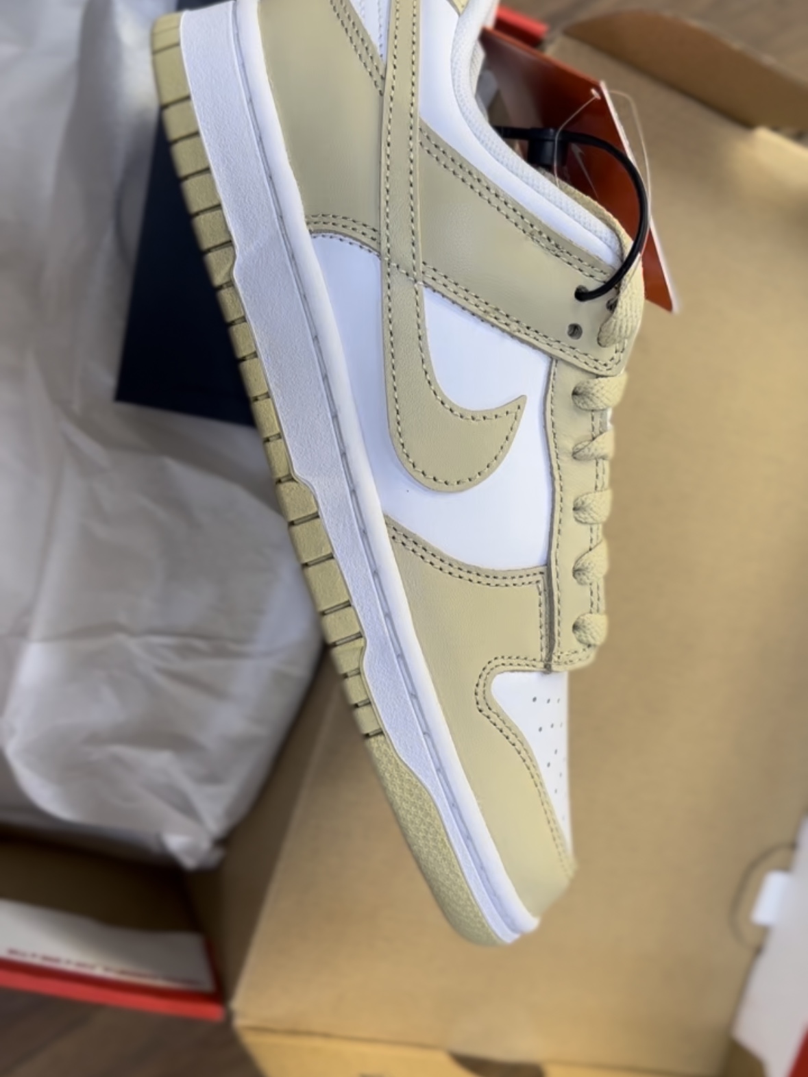 Nike Dunk Low Team Gold and White 착용 스타일