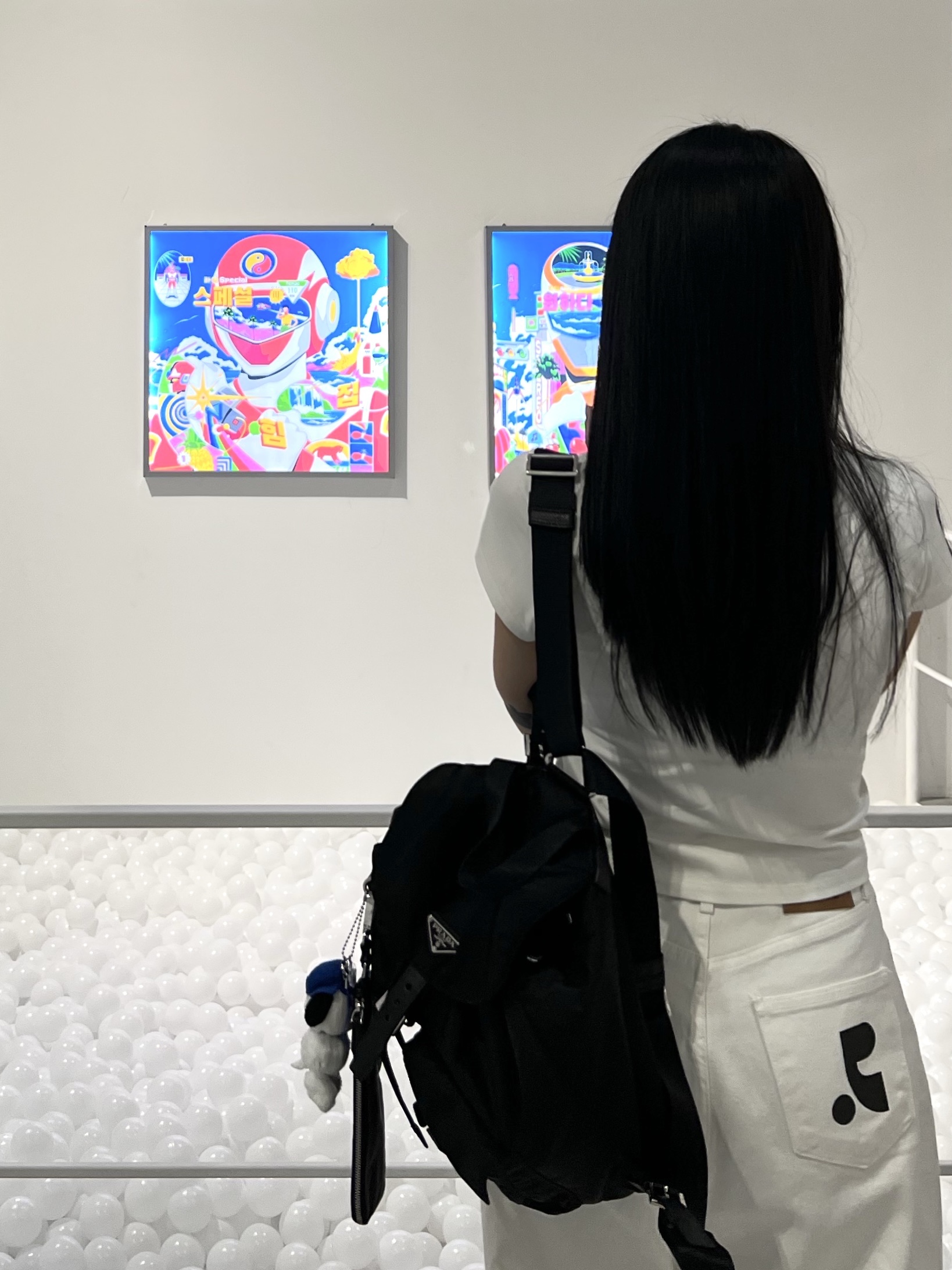 뉴발란스 993 메이드 인 USA 그레이 - D 스탠다드, 프라다 리나일론 미디움 백팩 블랙 착용 스타일 - 2
