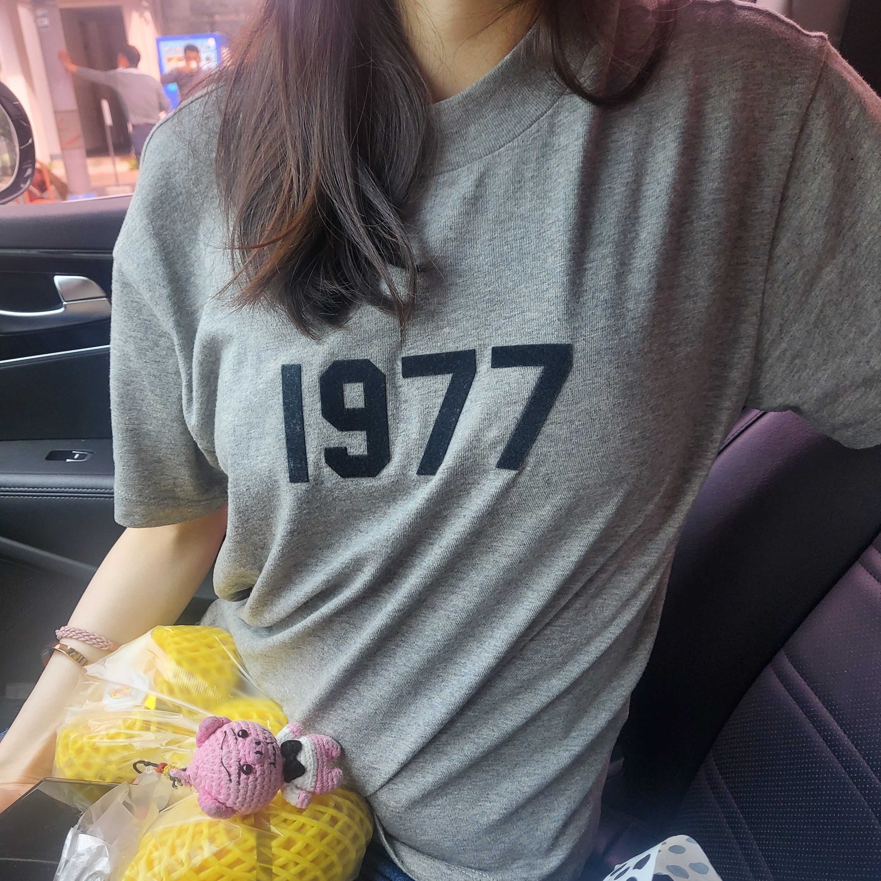 (W) 에센셜 1977 티셔츠 라이트 오트밀 - 22SS, (키즈) 에센셜 1977 티셔츠 다크 오트밀 - 22SS 착용 스타일 - 2