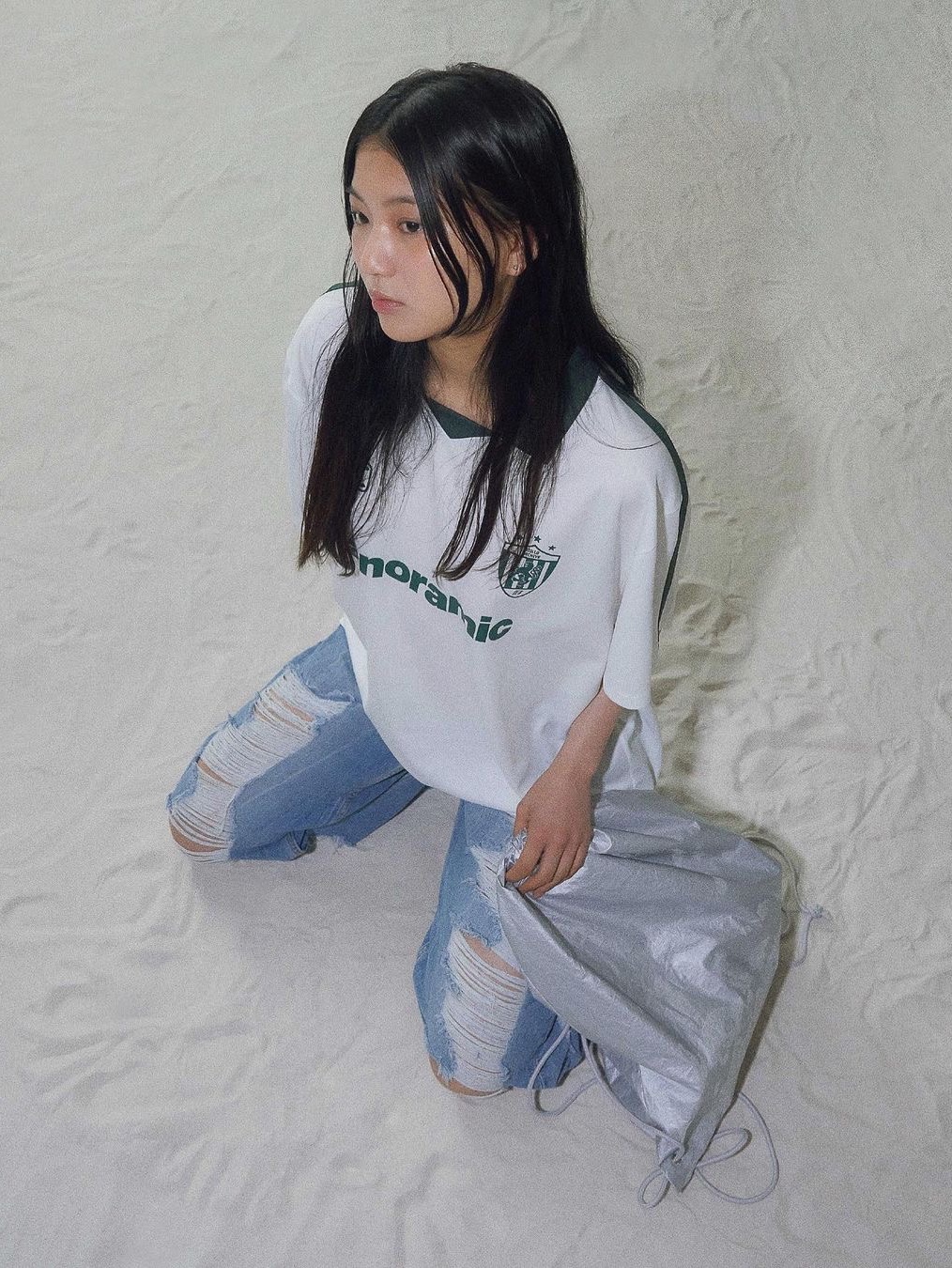 Millo Archive Glossy String Bag Silver Gray 착용 스타일