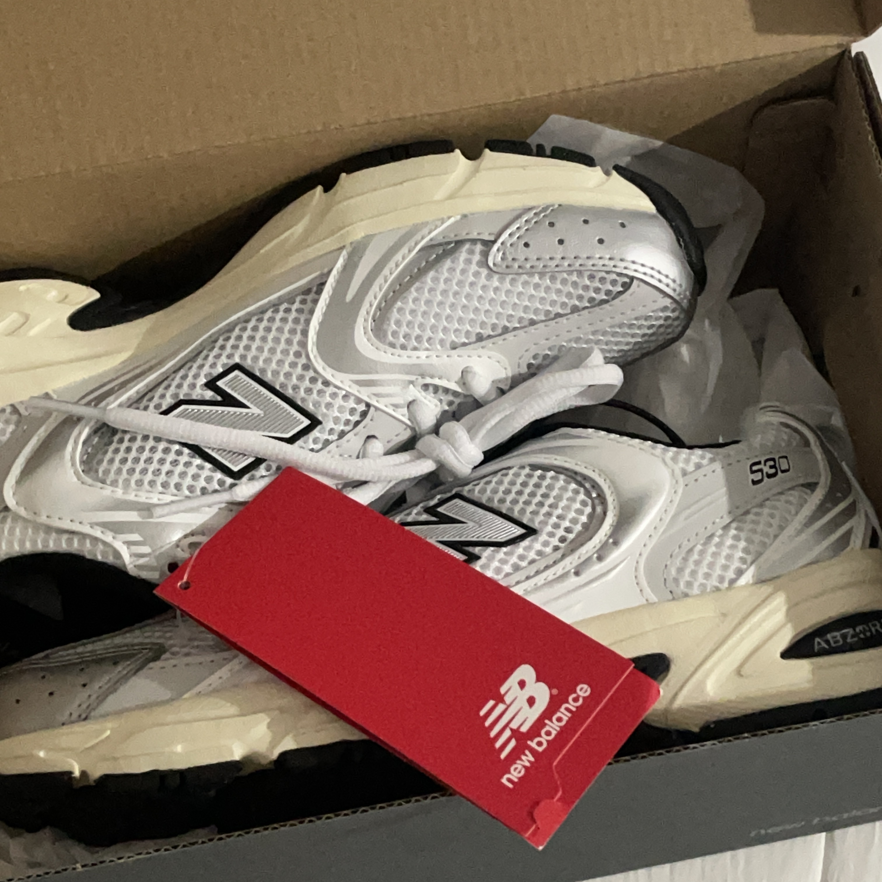 New Balance 530 Silver Cream 착용 스타일 - 2