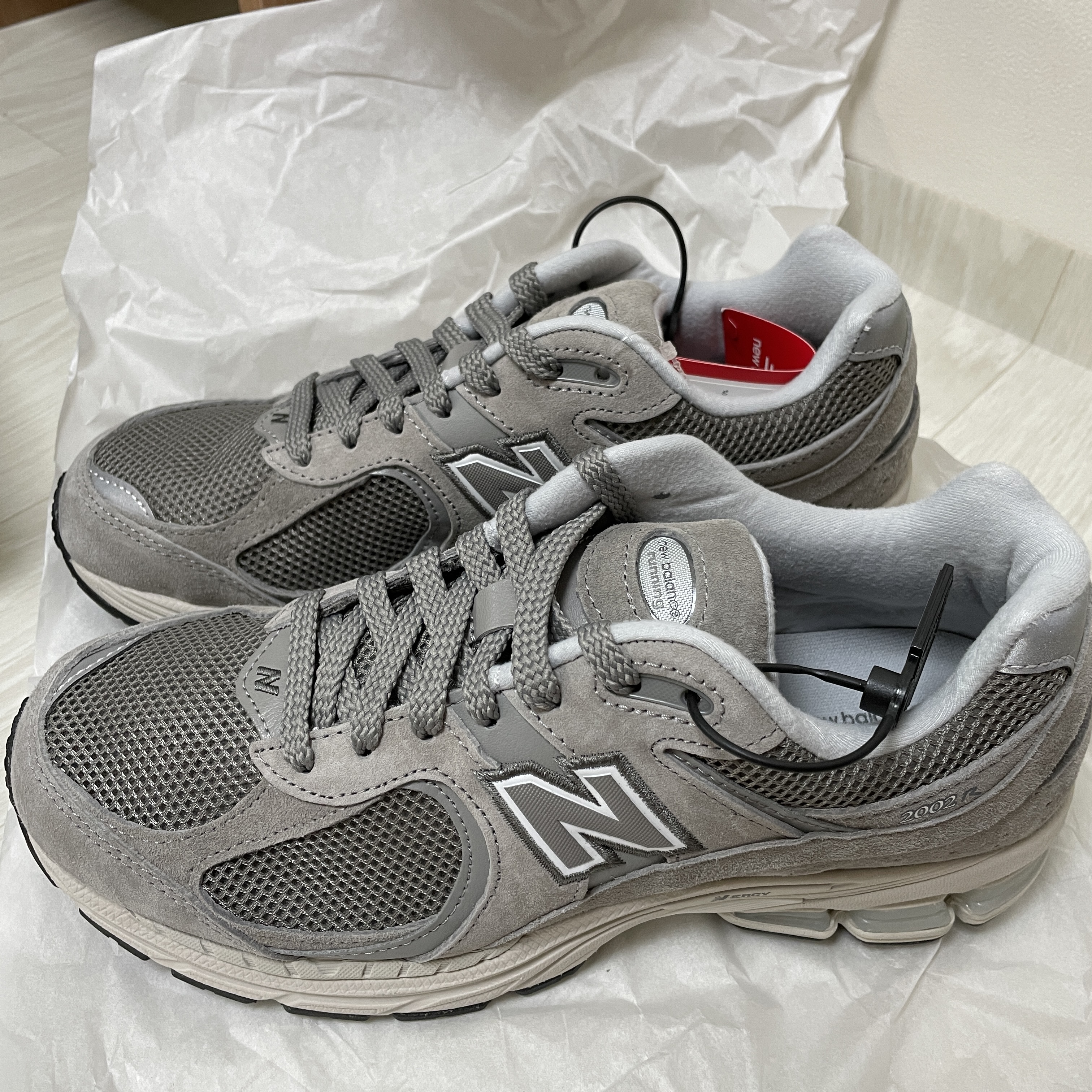 New Balance 2002R Grey 착용 스타일