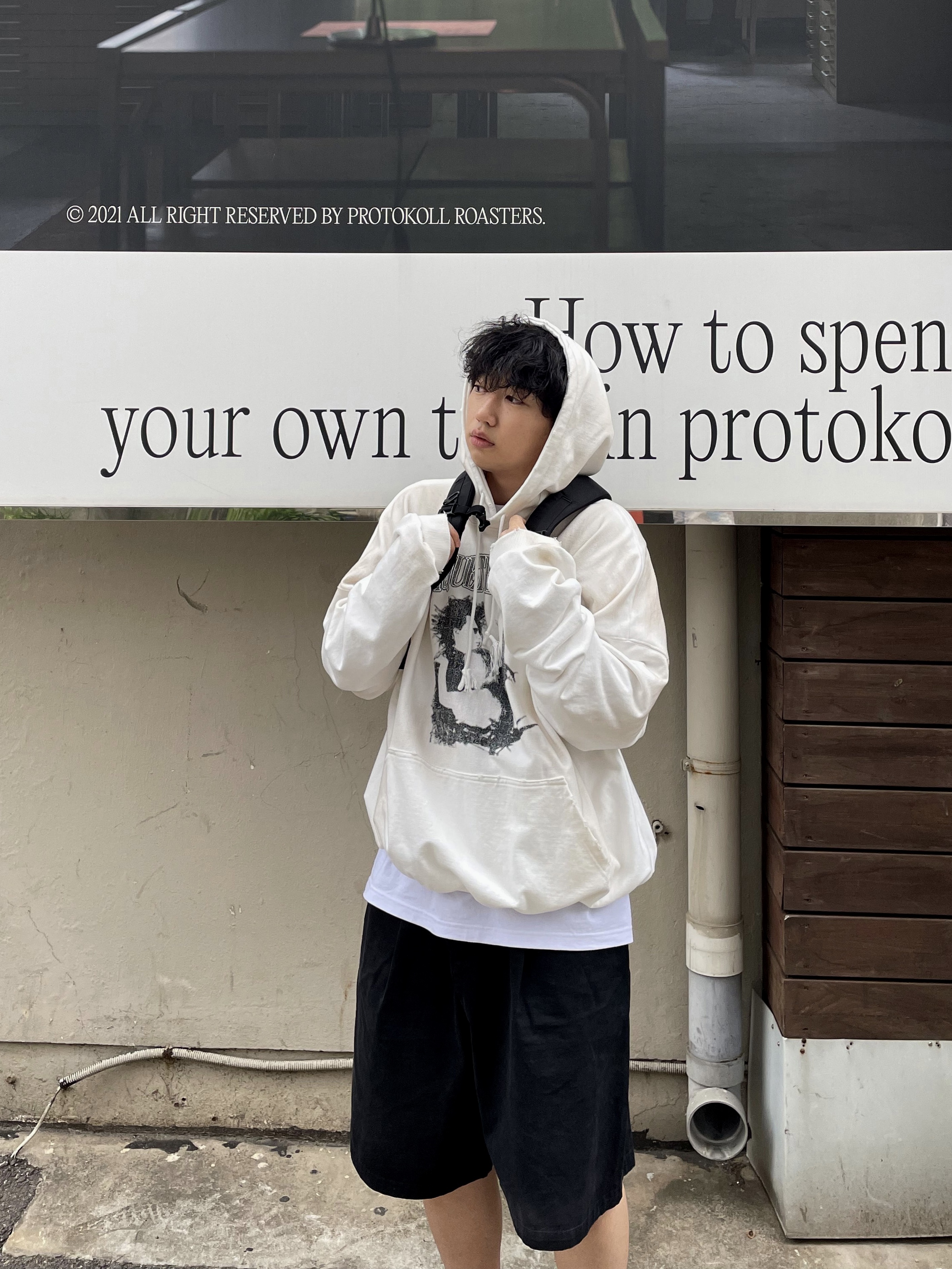 Project G/R x Atmos Etiquette Lesson Vintage Washed Hoodie White, Nike Air Max Plus Triple Black 착용 스타일 - 4