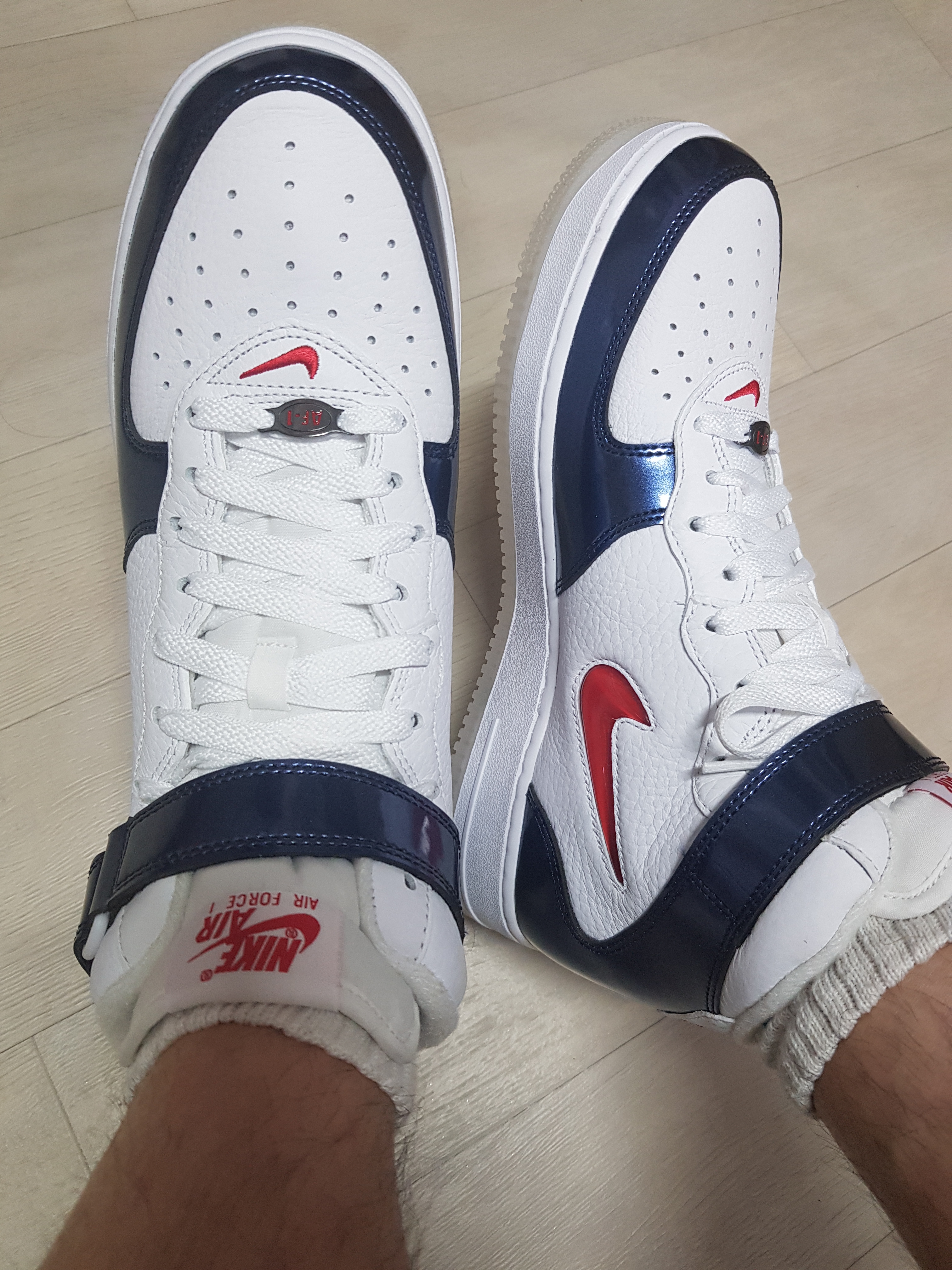 Nike Air Force 1 Mid QS University Red and Midnight Navy 착용 스타일