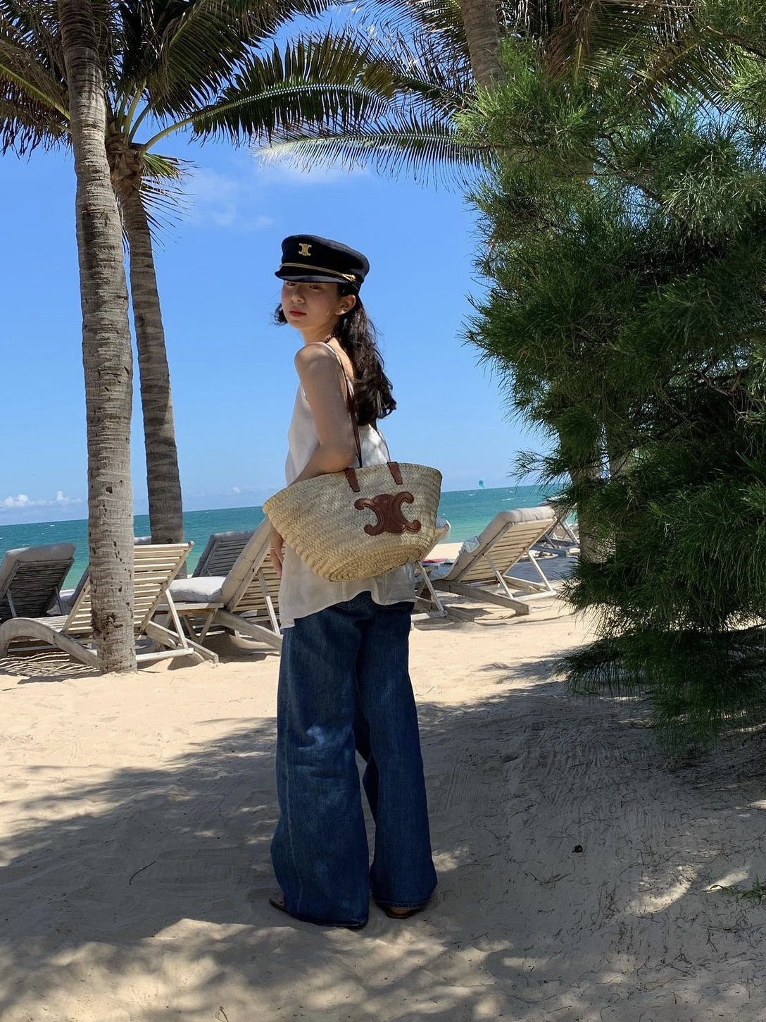 Celine Teen Triomphe Celine Classic Panier in Palm Leaves and Calfskin Tan 착용 스타일 - 2