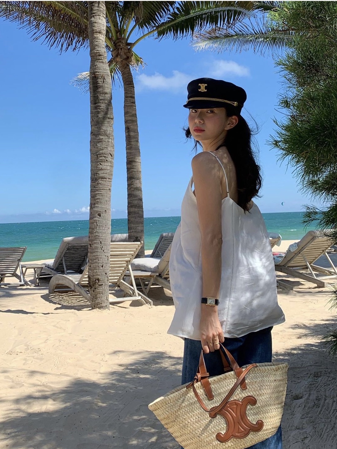 Celine Teen Triomphe Celine Classic Panier in Palm Leaves and Calfskin Tan 착용 스타일 - 1