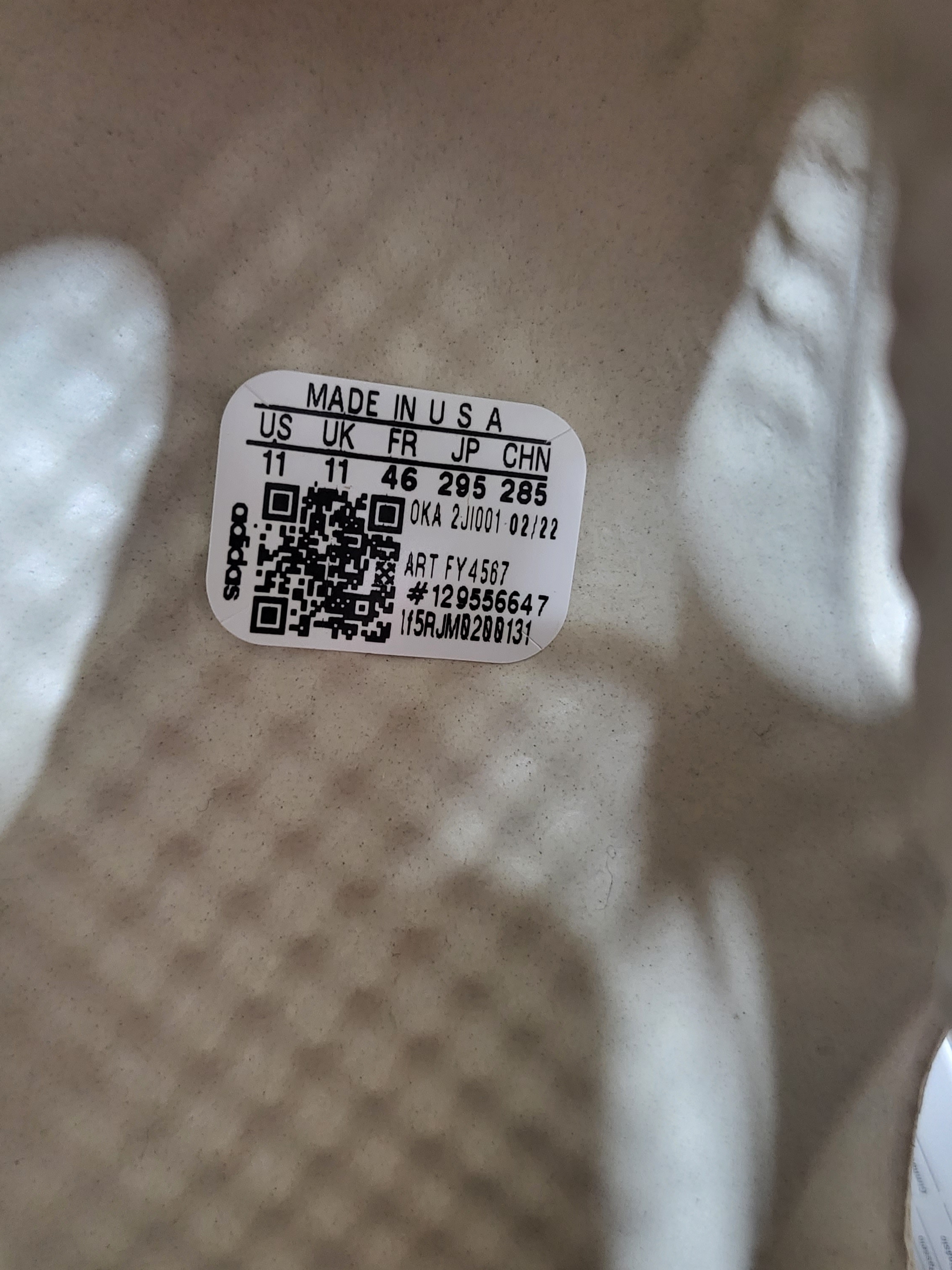 Adidas Yeezy Foam RNNR Sand 착용 스타일 - 2