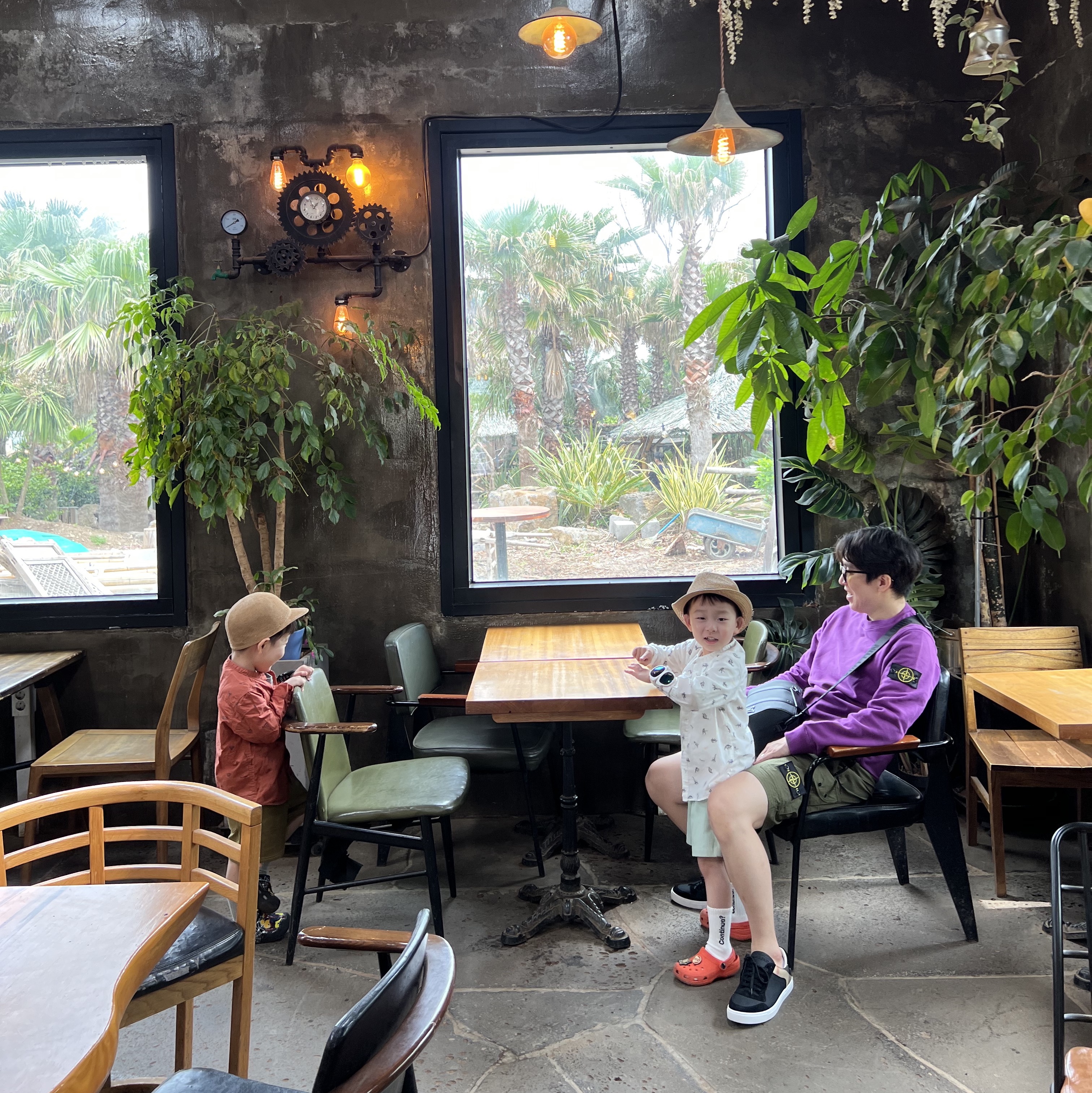 Stone Island 63020 Crewneck Sweatshirt Violet - 21FW, Stone Island L0803 Stretch Cotton Tela Paracadute Garment Dyed Cargo Bermuda Shorts Olive Green - 22SS 착용 스타일 - 1