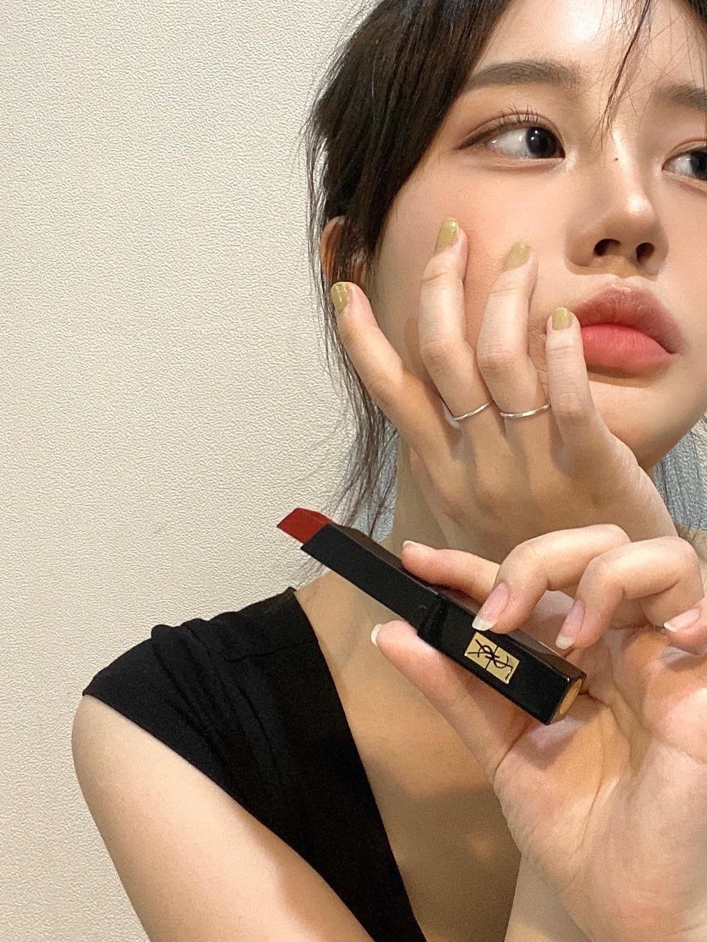Yves Saint Laurent Rouge Pur Couture The Slim Matte Lipstick 1966 Rounge Libre 착용 스타일