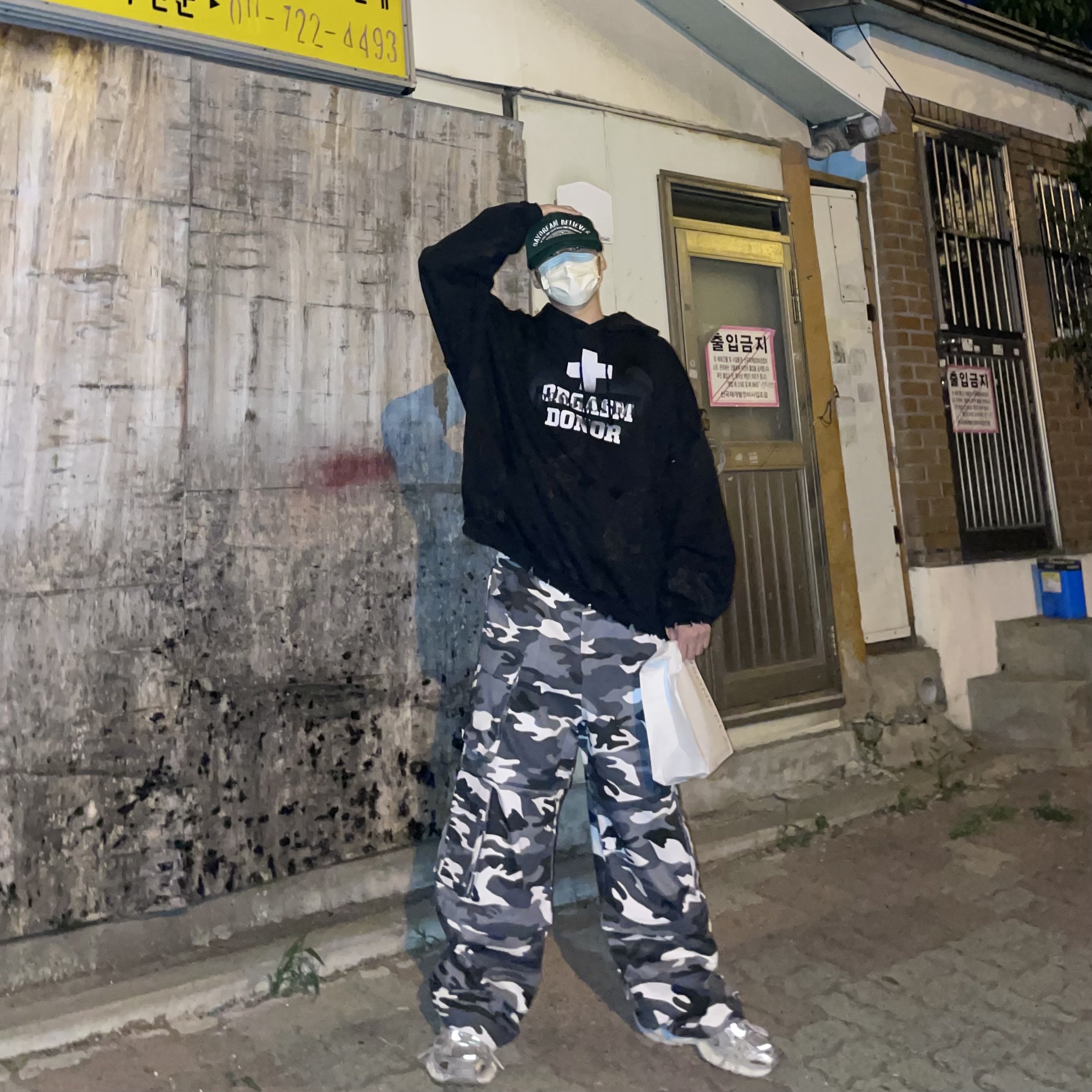 Project G/R Oversized Convertible Cargo Pants City Camo, Project G/R Verified Orgasm Donor Hoodie Dirty Black 착용 스타일