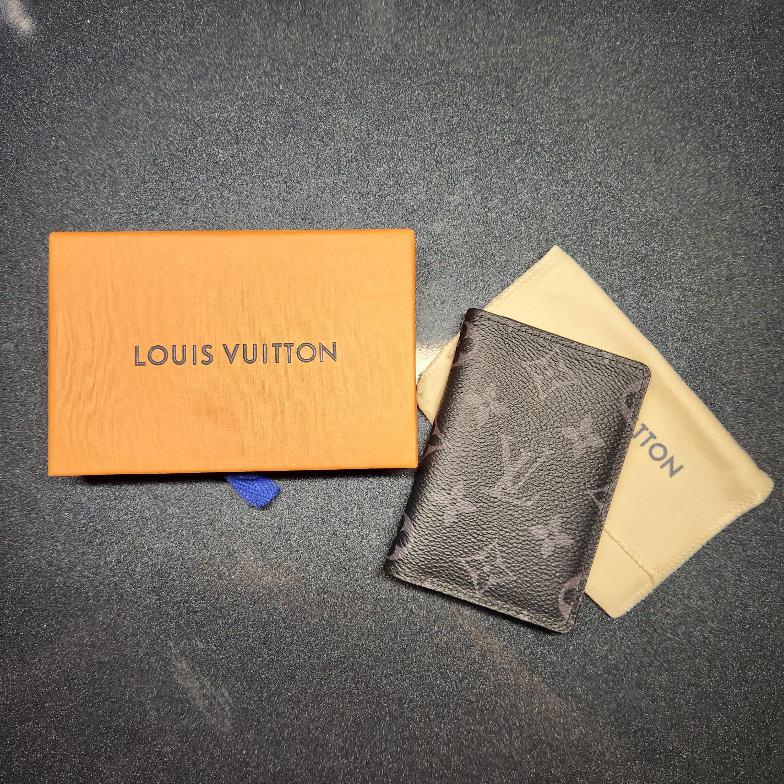 Louis Vuitton Pocket Organizer Monogram Eclipse 착용 스타일 - 1