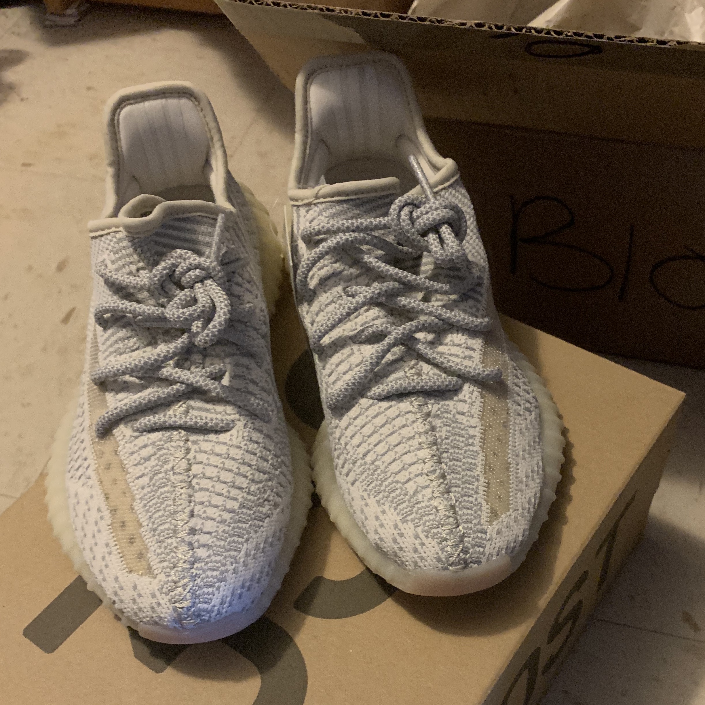 Adidas Yeezy Boost 350 V2 Lundmark - Non Reflective 착용 스타일