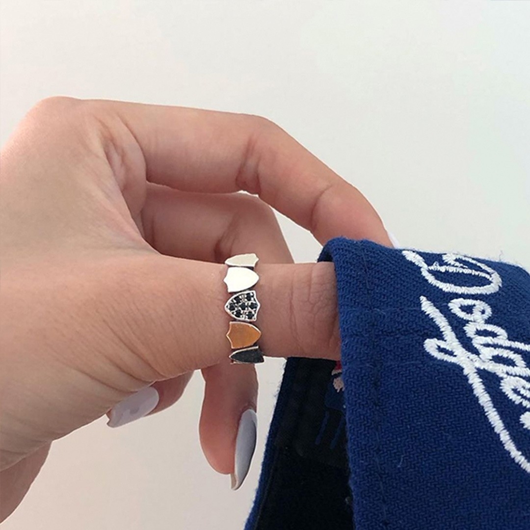 Scudo Signature Color Stone Ring Spinel Black 착용 스타일