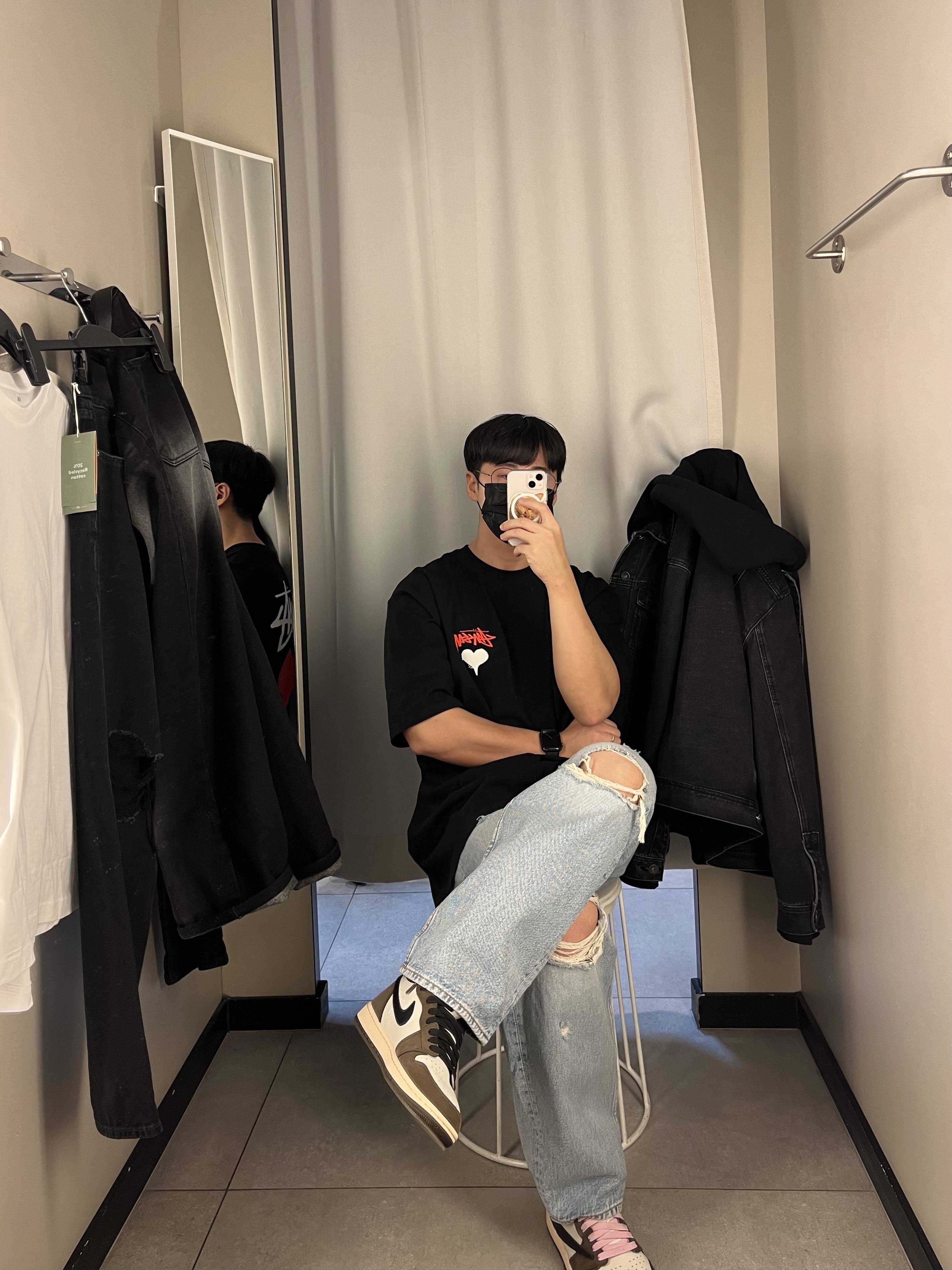 Stussy Stock Heart T-Shirt Black, Jordan 1 x Travis Scott Retro High OG SP Mocha 착용 스타일