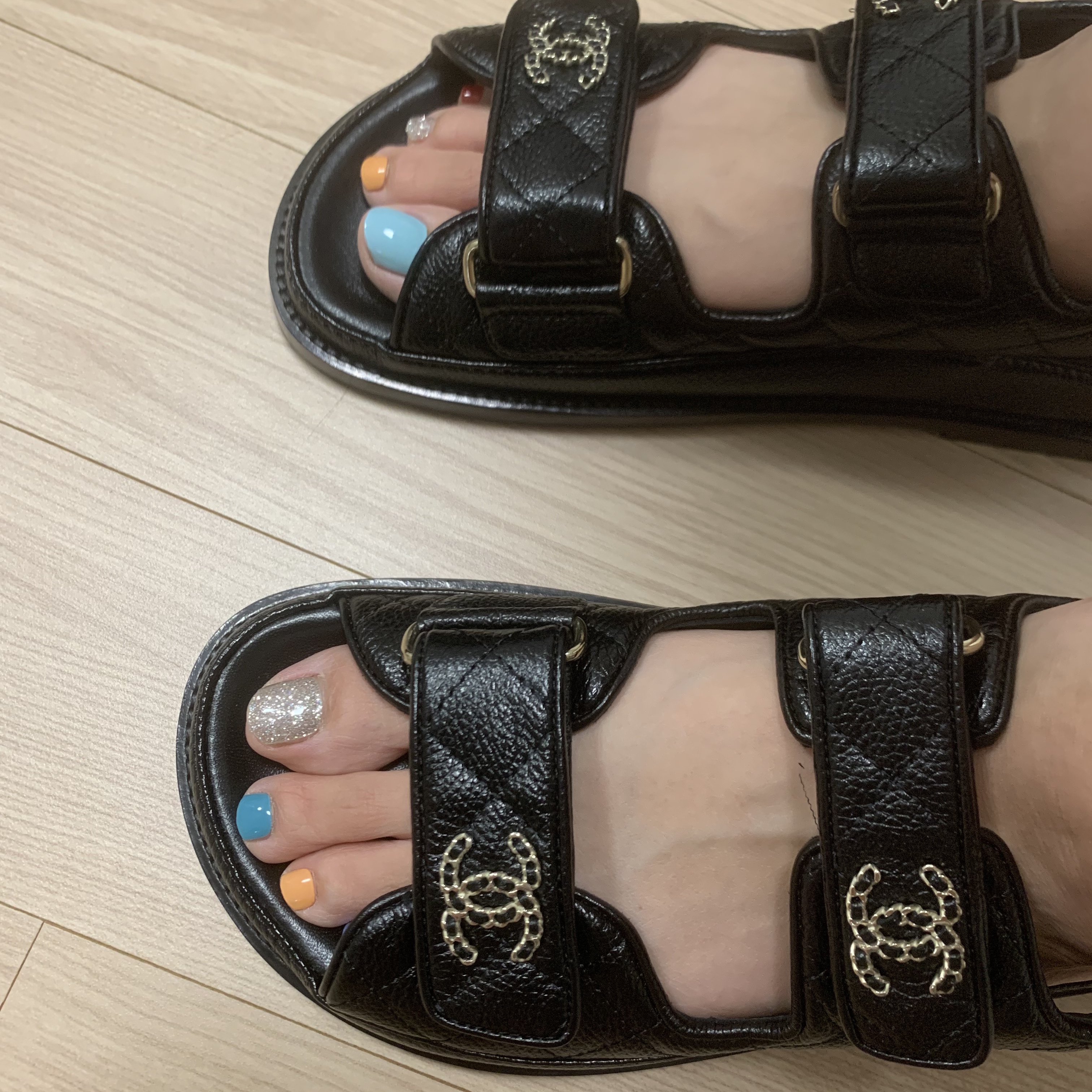 (W) Chanel Sandals Grained Calfskin & Black 착용 스타일 - 2