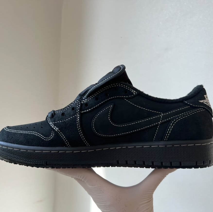 Jordan 1 x Travis Scott Retro Low OG SP Black Phantom 착용 스타일 - 3